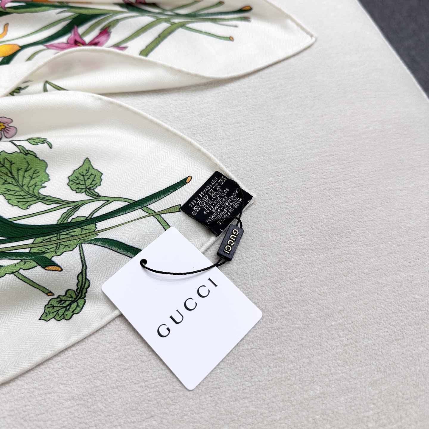 Gucci 高仿女款絲巾 花卉印花款 春日優雅首選|超A仿原單精品圖片 7 Gucci 高仿女款絲巾 花卉印花款 春日優雅首選|歐美奢侈品精品推薦