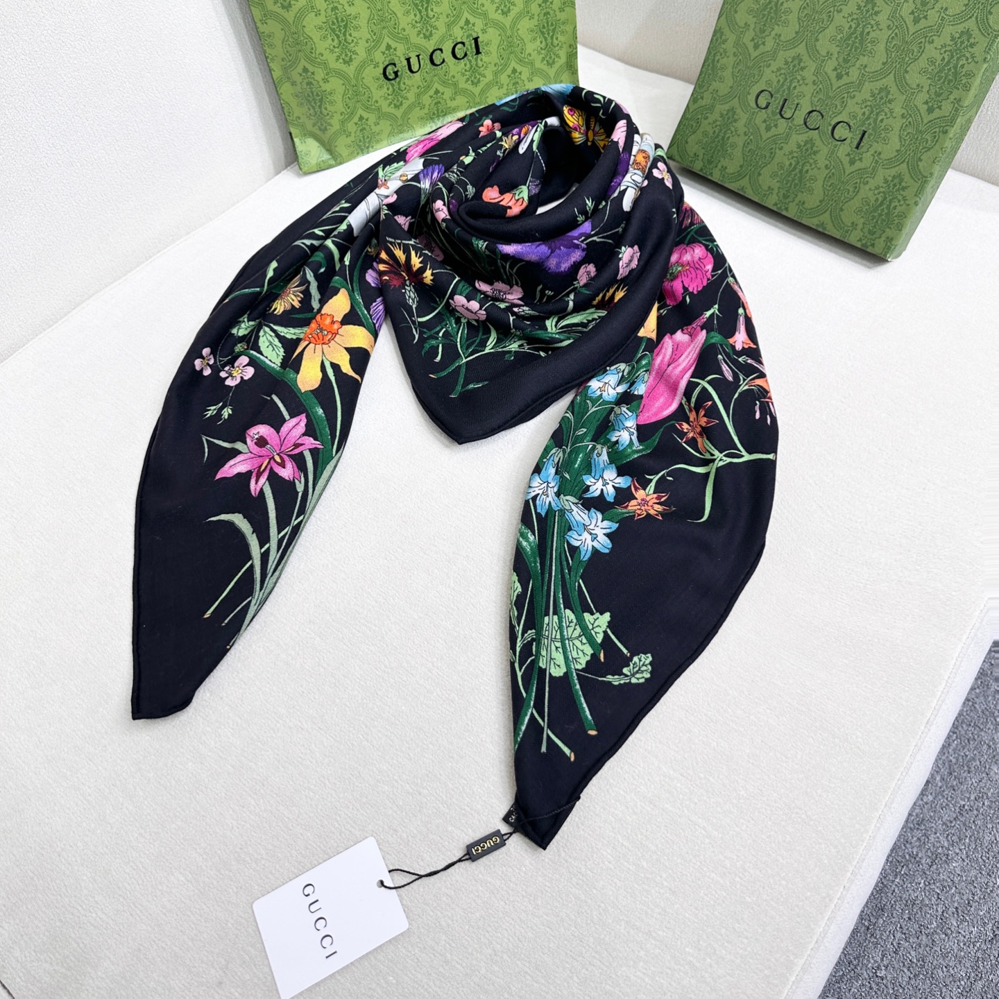 Gucci 一比一女款絲巾 黑底花卉設計 典雅實搭|超A仿原單精品圖片 2 Gucci 一比一女款絲巾 黑底花卉設計 典雅實搭|歐美奢侈品精品推薦