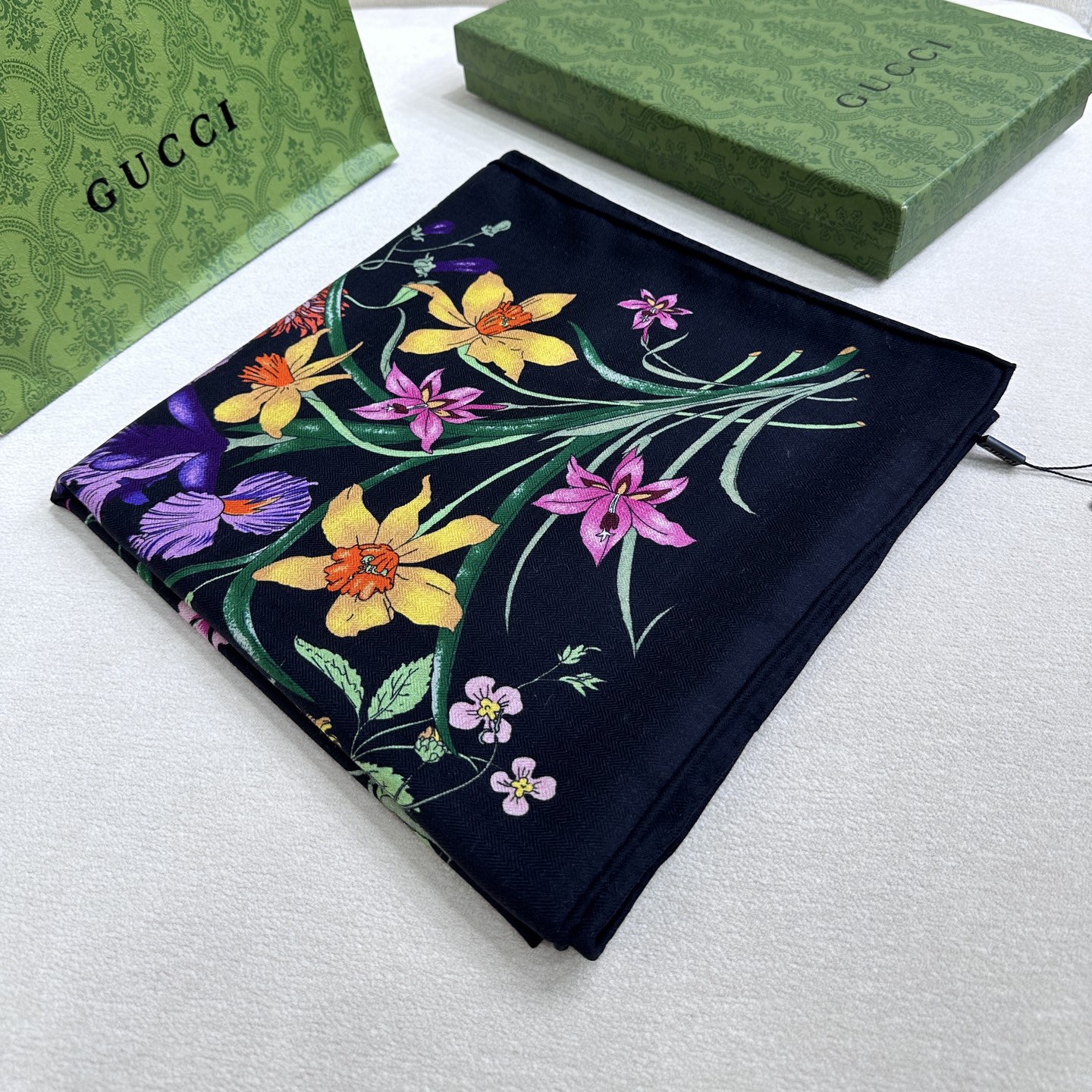 Gucci 一比一女款絲巾 黑底花卉設計 典雅實搭｜歐美奢侈品精品推薦