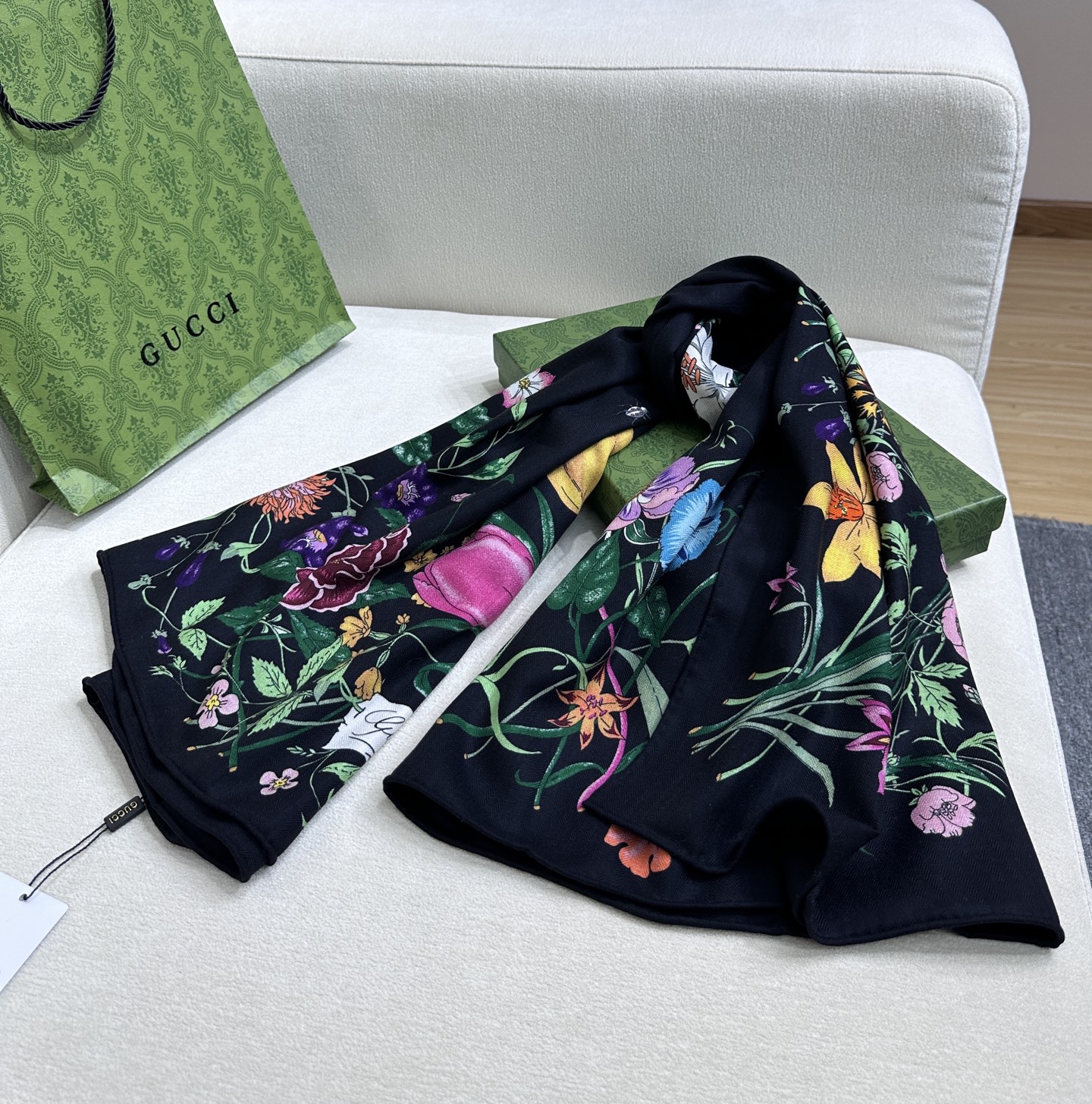 Gucci 一比一女款絲巾 黑底花卉設計 典雅實搭｜歐美奢侈品精品推薦