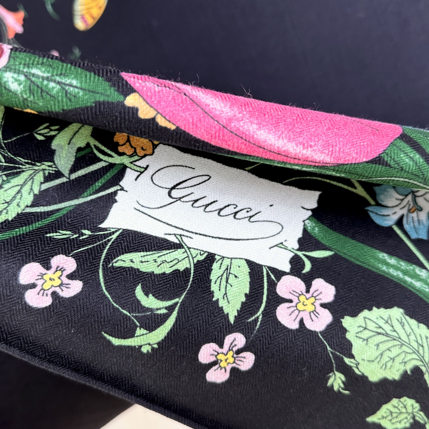 Gucci 一比一女款絲巾 黑底花卉設計 典雅實搭｜歐美奢侈品精品推薦