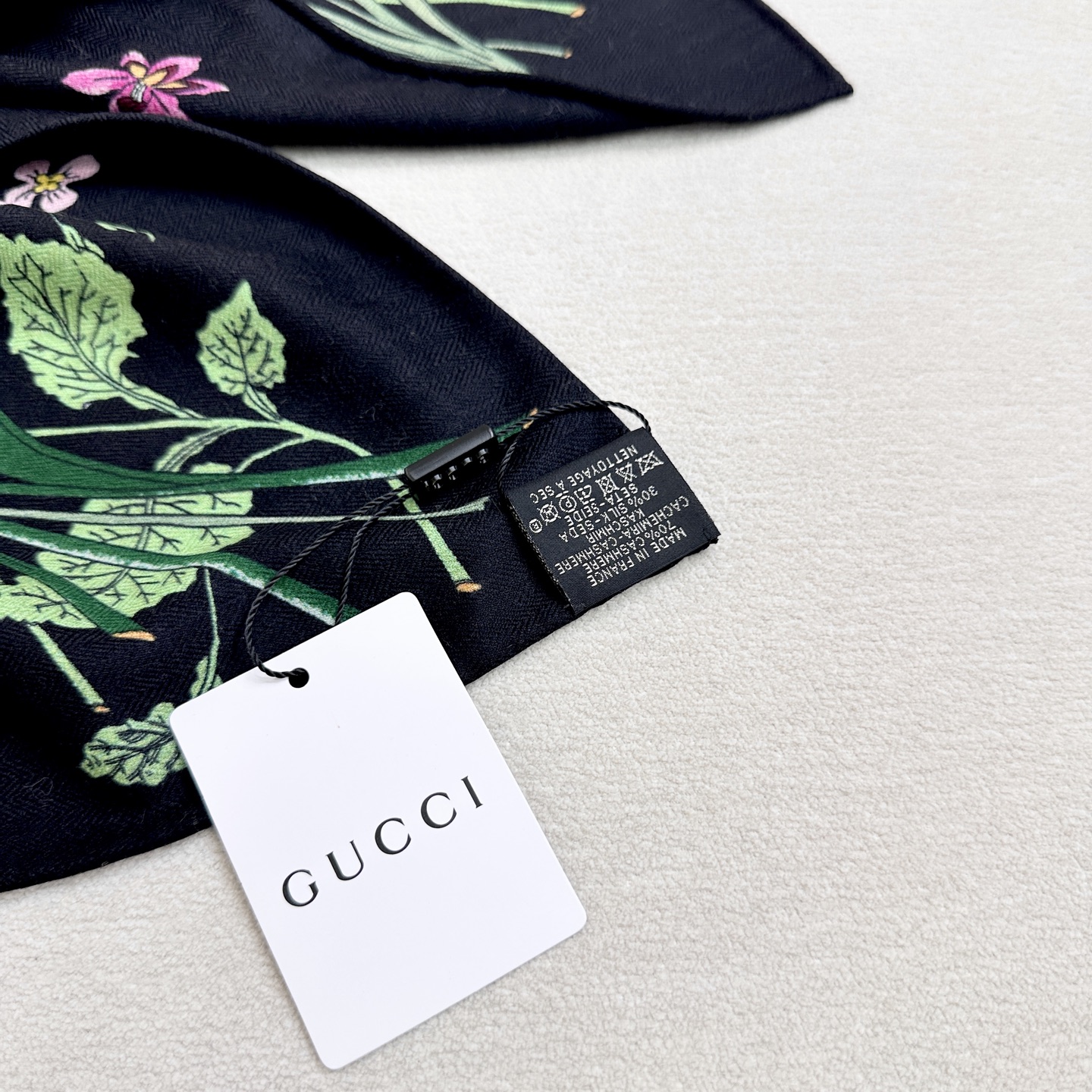 Gucci 一比一女款絲巾 黑底花卉設計 典雅實搭｜歐美奢侈品精品推薦