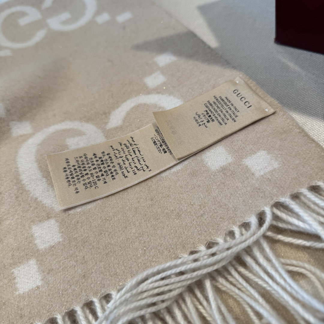 Gucci 原單等級羊毛圍巾 女士米白款 氣質百搭|超A仿原單精品圖片 12 Gucci 原單等級羊毛圍巾 女士米白款 氣質百搭|歐美奢侈品精品推薦