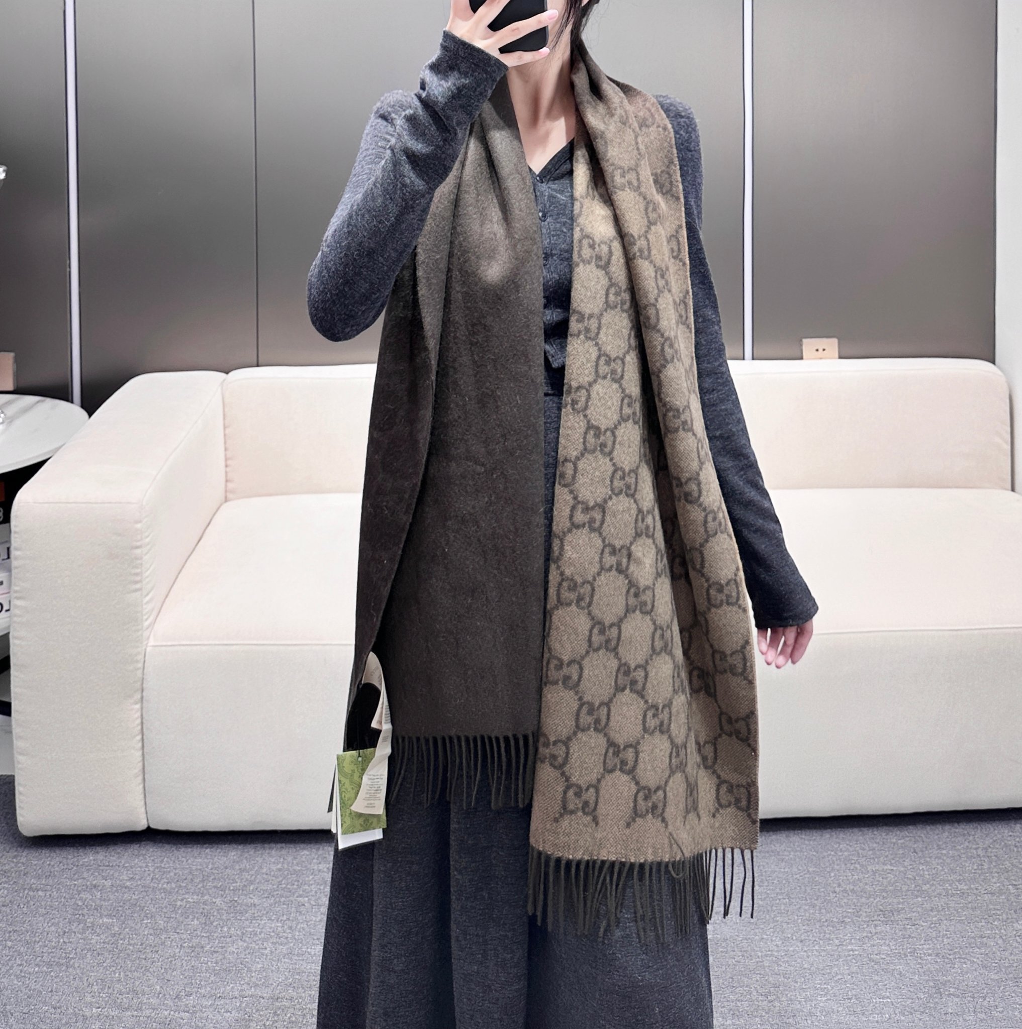 Gucci 高仿男士圍巾 深棕雙G提花款 商務百搭風格|超A仿原單精品圖片 6 Gucci 高仿男士圍巾 深棕雙G提花款 商務百搭風格|歐美奢侈品精品推薦