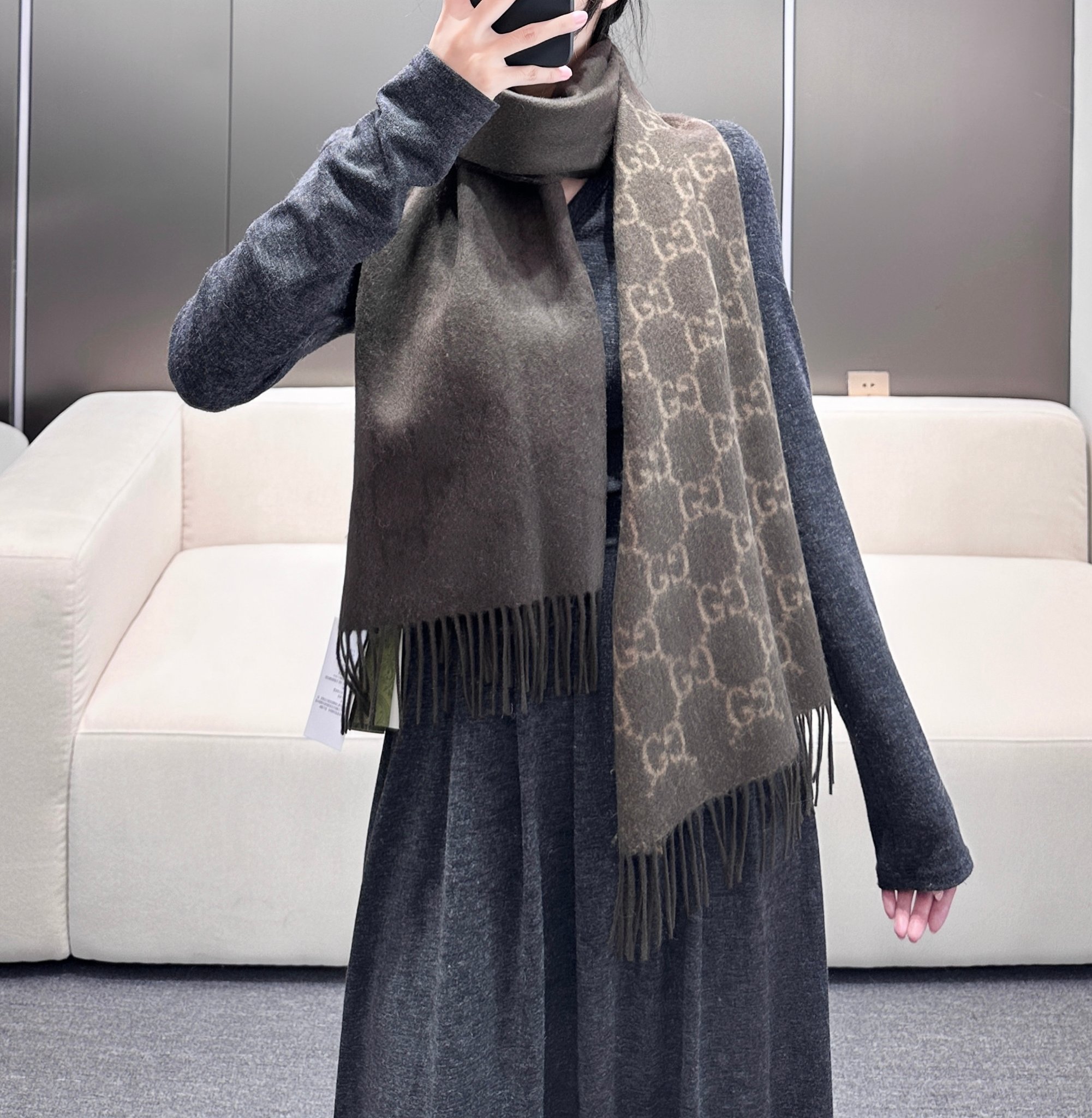 Gucci 高仿男士圍巾 深棕雙G提花款 商務百搭風格|超A仿原單精品圖片 13 Gucci 高仿男士圍巾 深棕雙G提花款 商務百搭風格|歐美奢侈品精品推薦