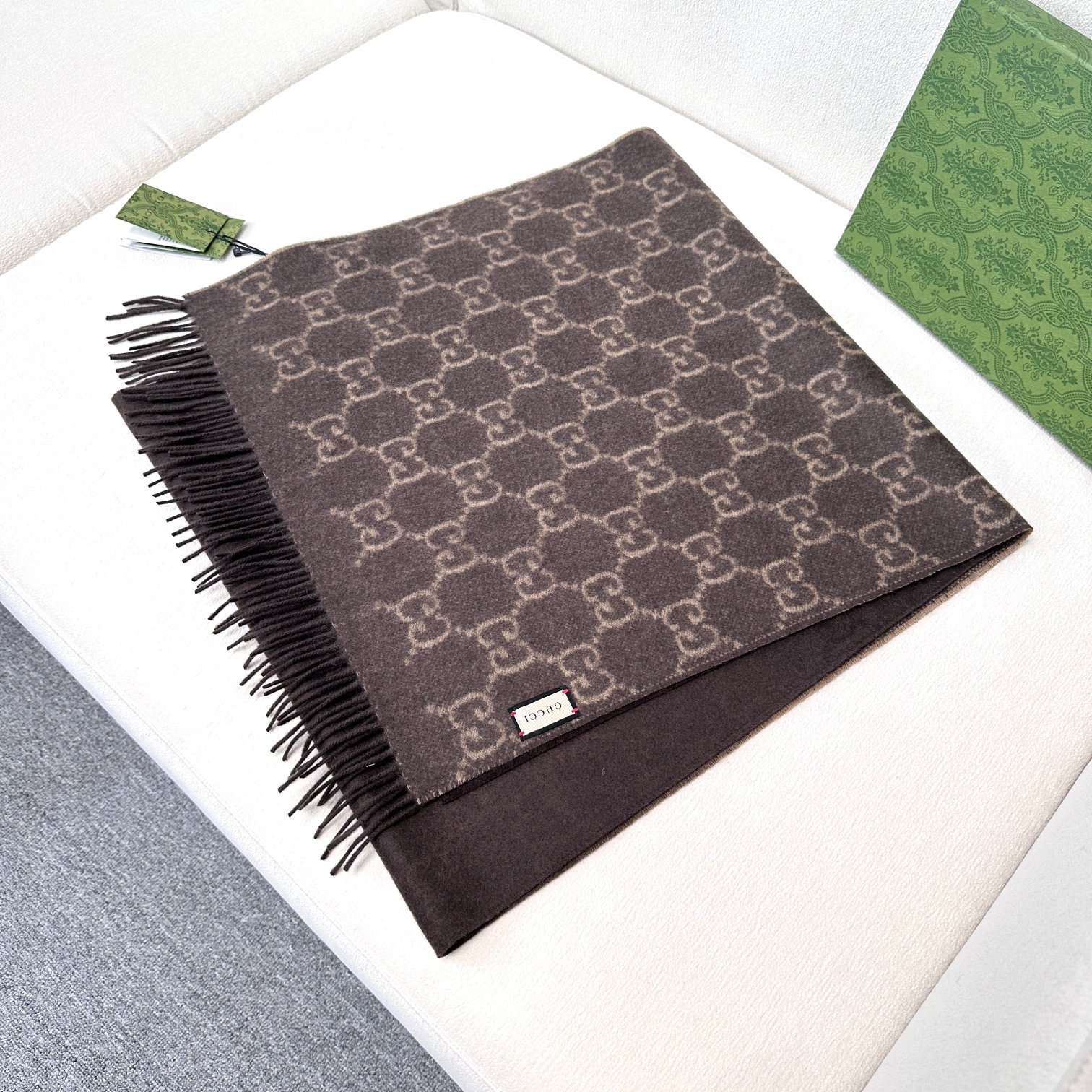 Gucci 高仿男士圍巾 深棕雙G提花款 商務百搭風格