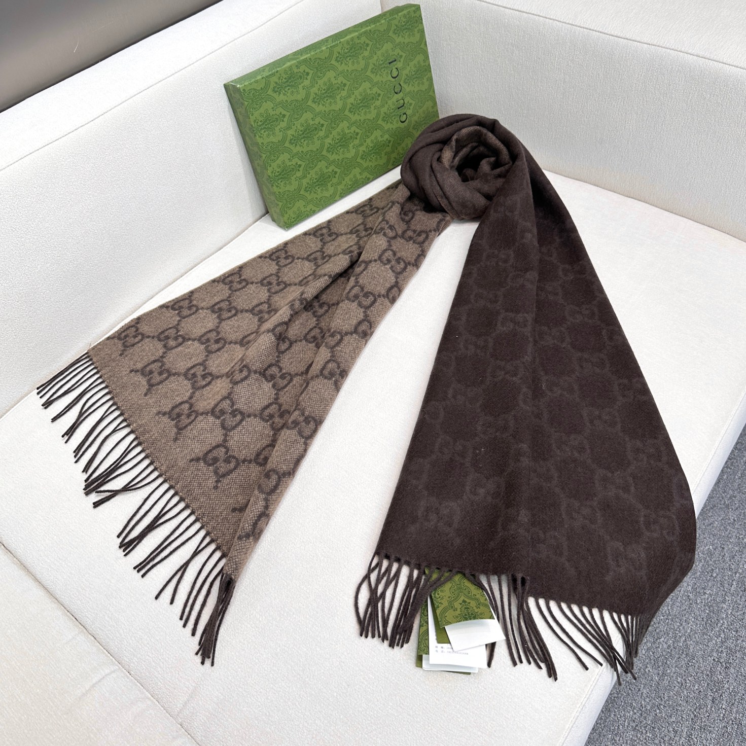 Gucci 高仿男士圍巾 深棕雙G提花款 商務百搭風格|超A仿原單精品圖片 10 Gucci 高仿男士圍巾 深棕雙G提花款 商務百搭風格|歐美奢侈品精品推薦