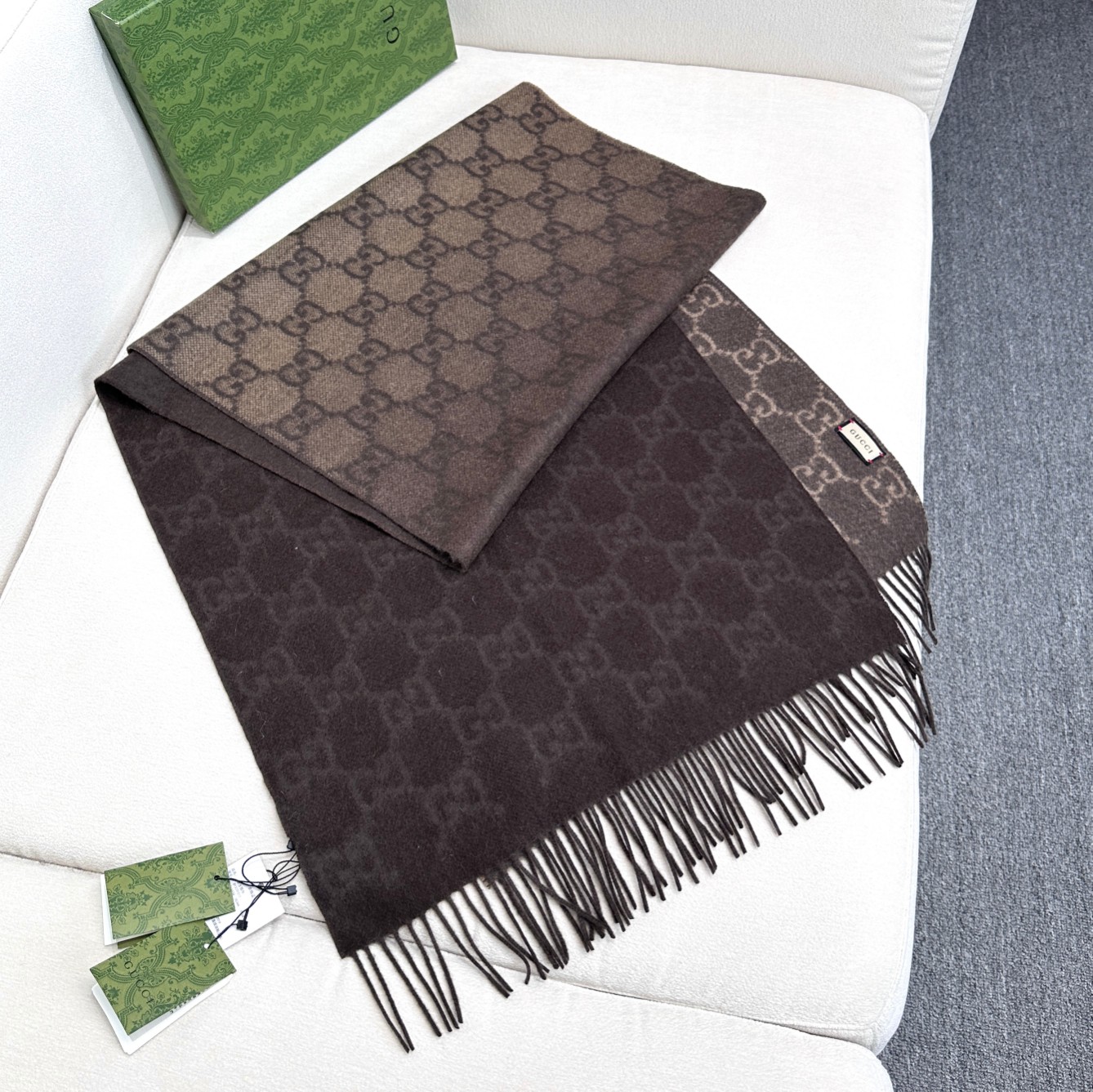 Gucci 高仿男士圍巾 深棕雙G提花款 商務百搭風格|超A仿原單精品圖片 9 Gucci 高仿男士圍巾 深棕雙G提花款 商務百搭風格|歐美奢侈品精品推薦