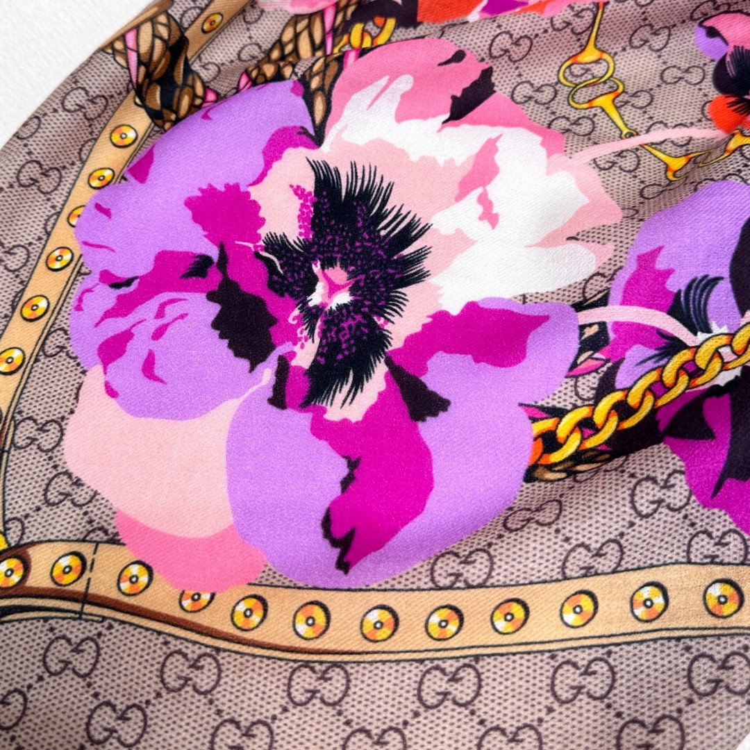 Gucci 高仿絲巾 紫粉花卉鏈條設計 方巾款優雅百搭｜歐美奢侈品精品推薦