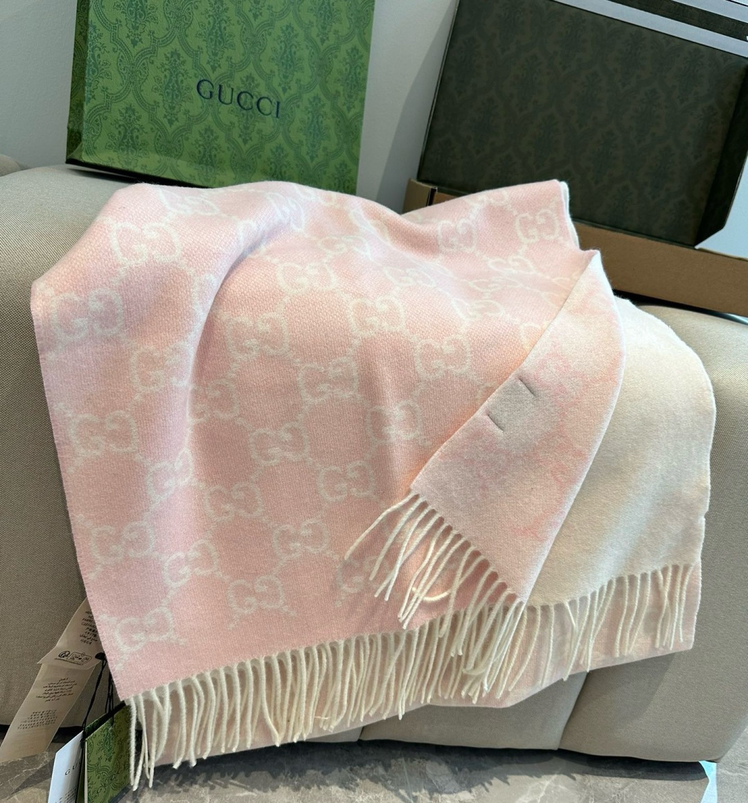 Gucci A貨粉白拼色圍巾 雙G提花保暖款 柔軟親膚｜歐美奢侈品精品推薦