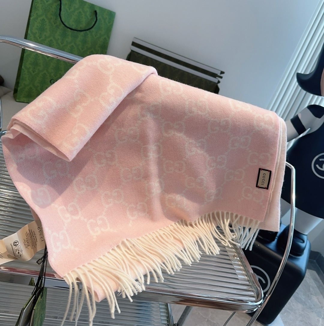 Gucci A貨粉白拼色圍巾 雙G提花保暖款 柔軟親膚｜歐美奢侈品精品推薦