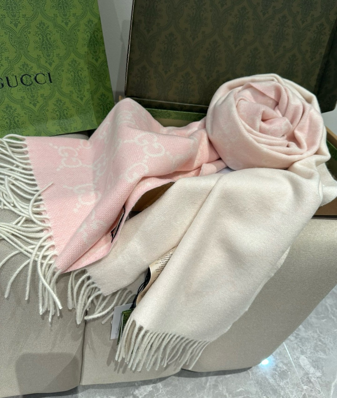Gucci A貨粉白拼色圍巾 雙G提花保暖款 柔軟親膚｜歐美奢侈品精品推薦