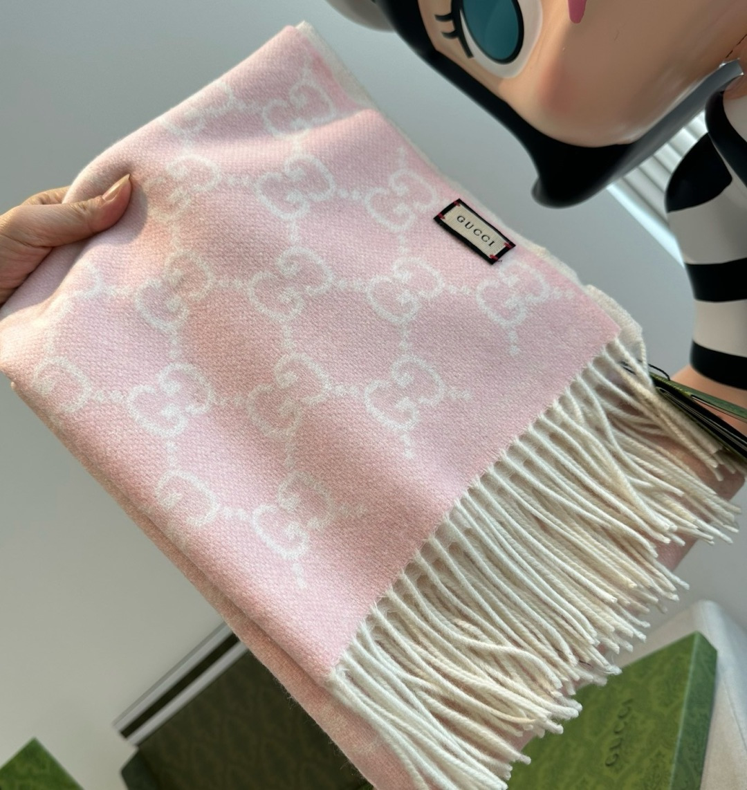 Gucci A貨粉白拼色圍巾 雙G提花保暖款 柔軟親膚｜歐美奢侈品精品推薦