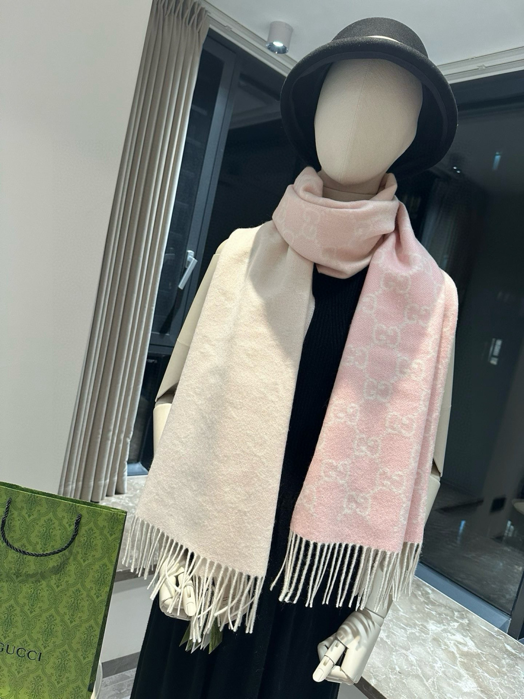 Gucci A貨粉白拼色圍巾 雙G提花保暖款 柔軟親膚｜歐美奢侈品精品推薦