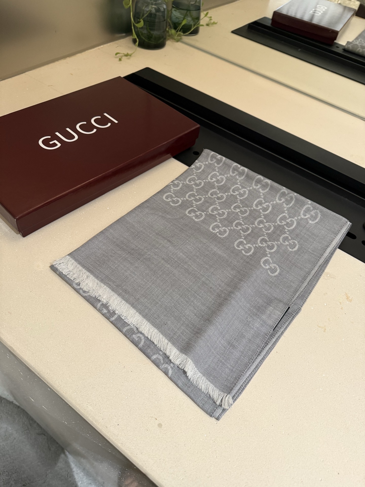 Gucci 高仿灰色雙G絲巾 輕薄通勤款 經典素色設計