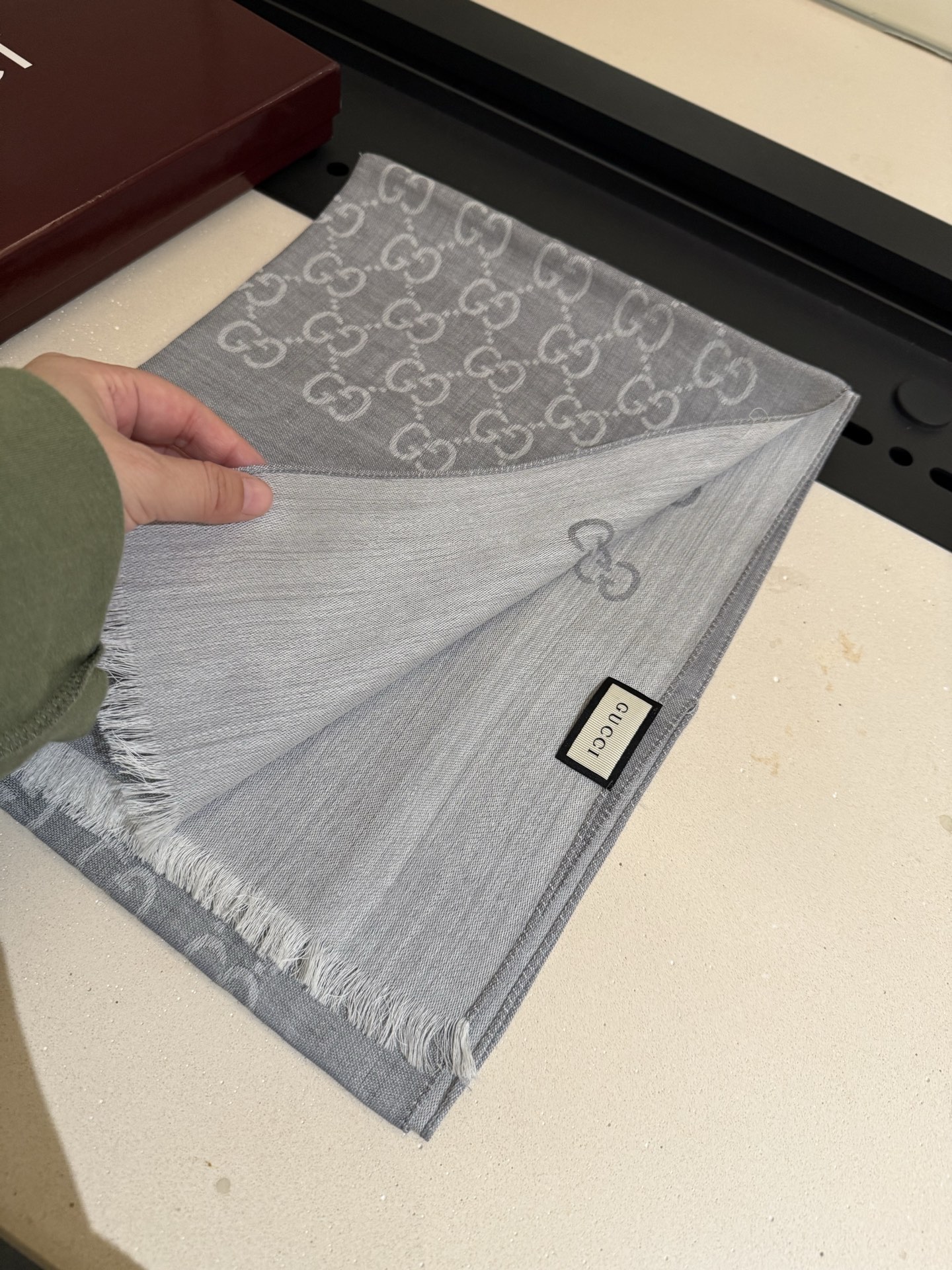 Gucci 高仿灰色雙G絲巾 輕薄通勤款 經典素色設計｜歐美奢侈品精品推薦