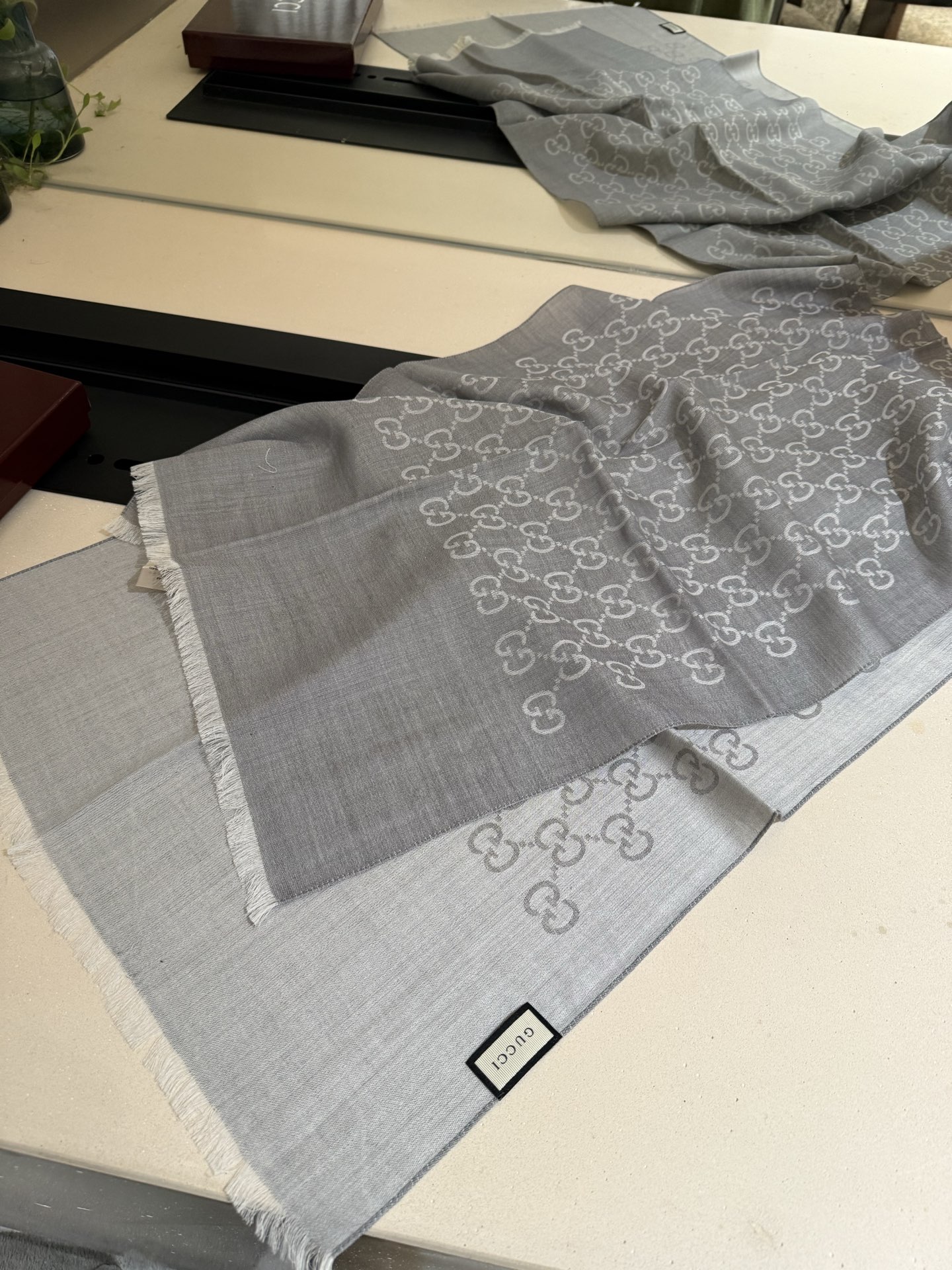 Gucci 高仿灰色雙G絲巾 輕薄通勤款 經典素色設計｜歐美奢侈品精品推薦