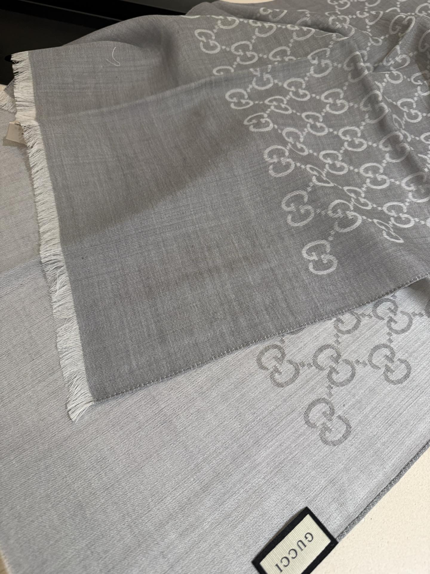 Gucci 高仿灰色雙G絲巾 輕薄通勤款 經典素色設計｜歐美奢侈品精品推薦