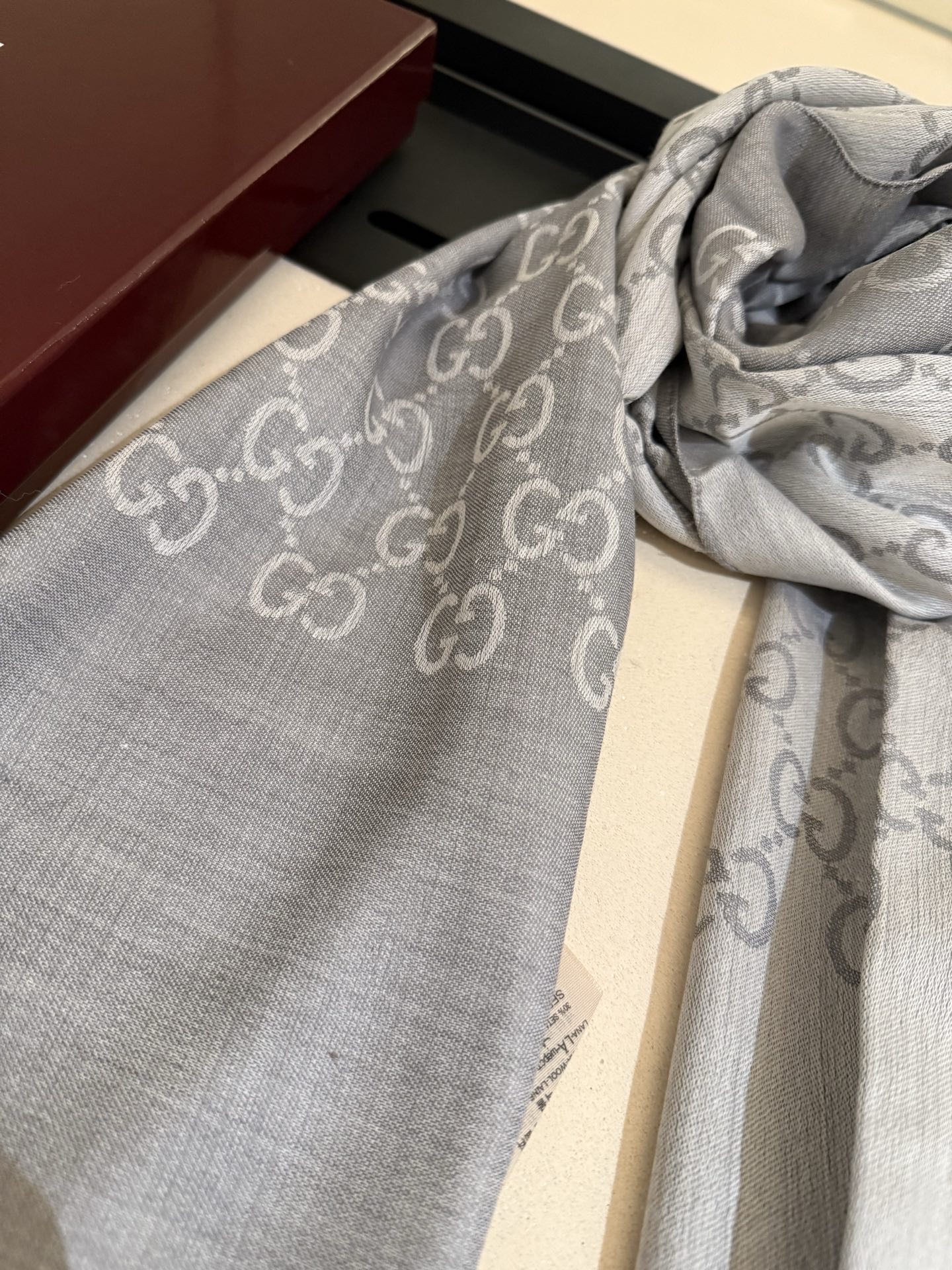 Gucci 高仿灰色雙G絲巾 輕薄通勤款 經典素色設計｜歐美奢侈品精品推薦