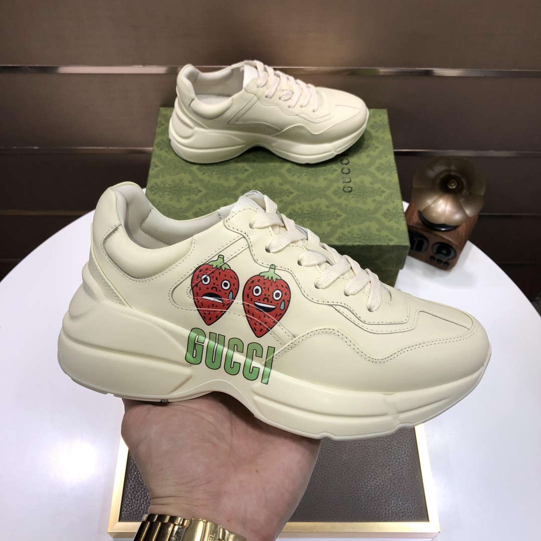 Gucci高仿男士小白鞋 草莓雙圖趣味印花街頭風設計｜歐美奢侈品精品推薦