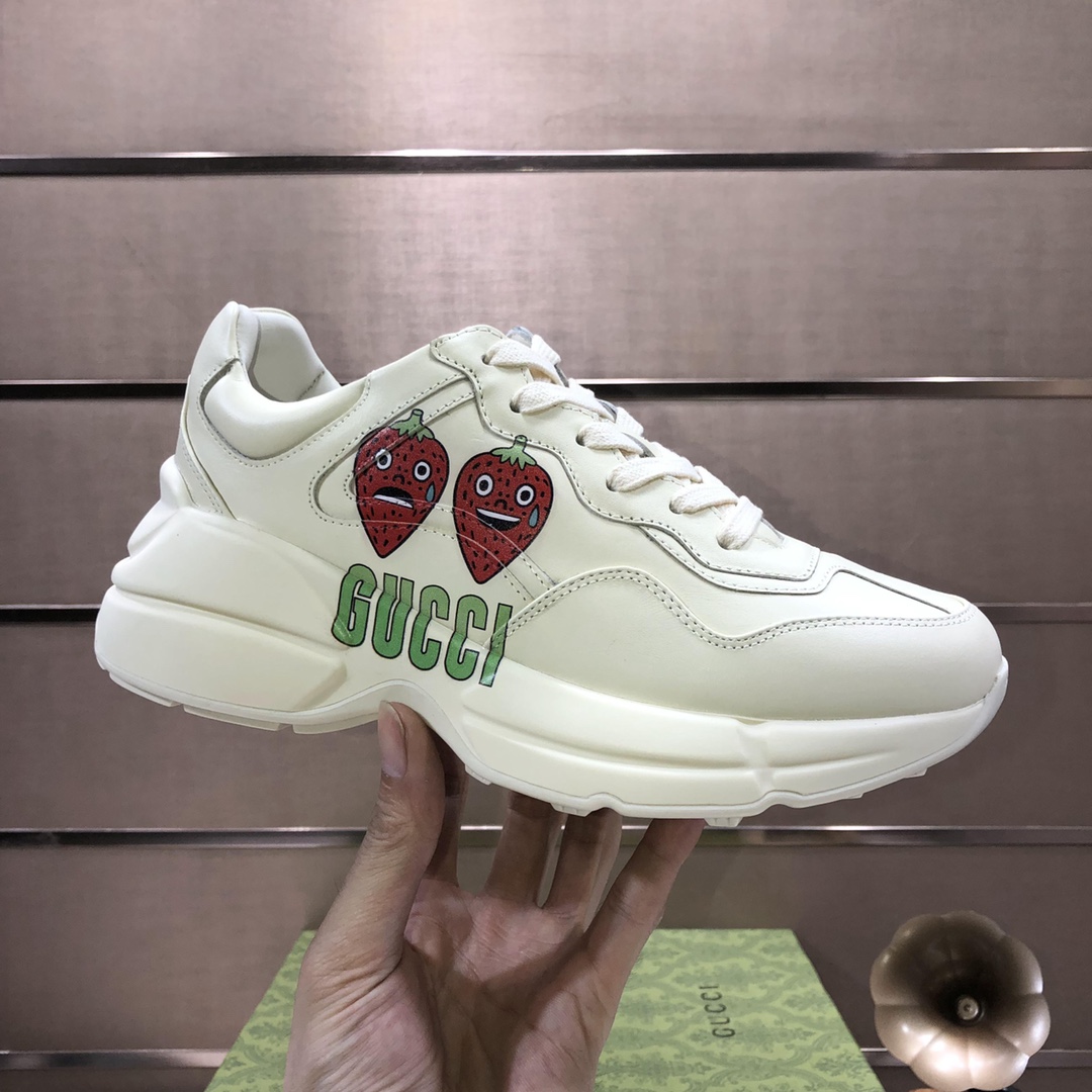 Gucci高仿男士小白鞋 草莓雙圖趣味印花街頭風設計｜歐美奢侈品精品推薦
