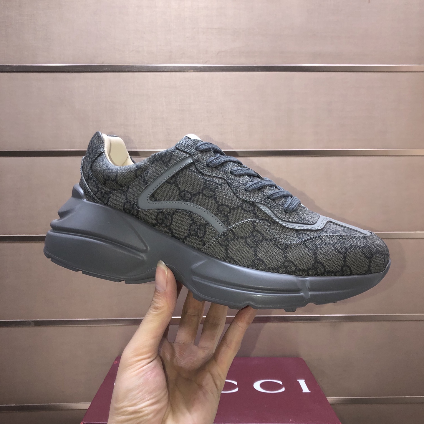 Gucci原單深灰雙G布面男鞋 黑底運動鞋款 商務休閒兩用|超A仿原單精品圖片 12 Gucci原單深灰雙G布面男鞋 黑底運動鞋款 商務休閒兩用|歐美奢侈品精品推薦