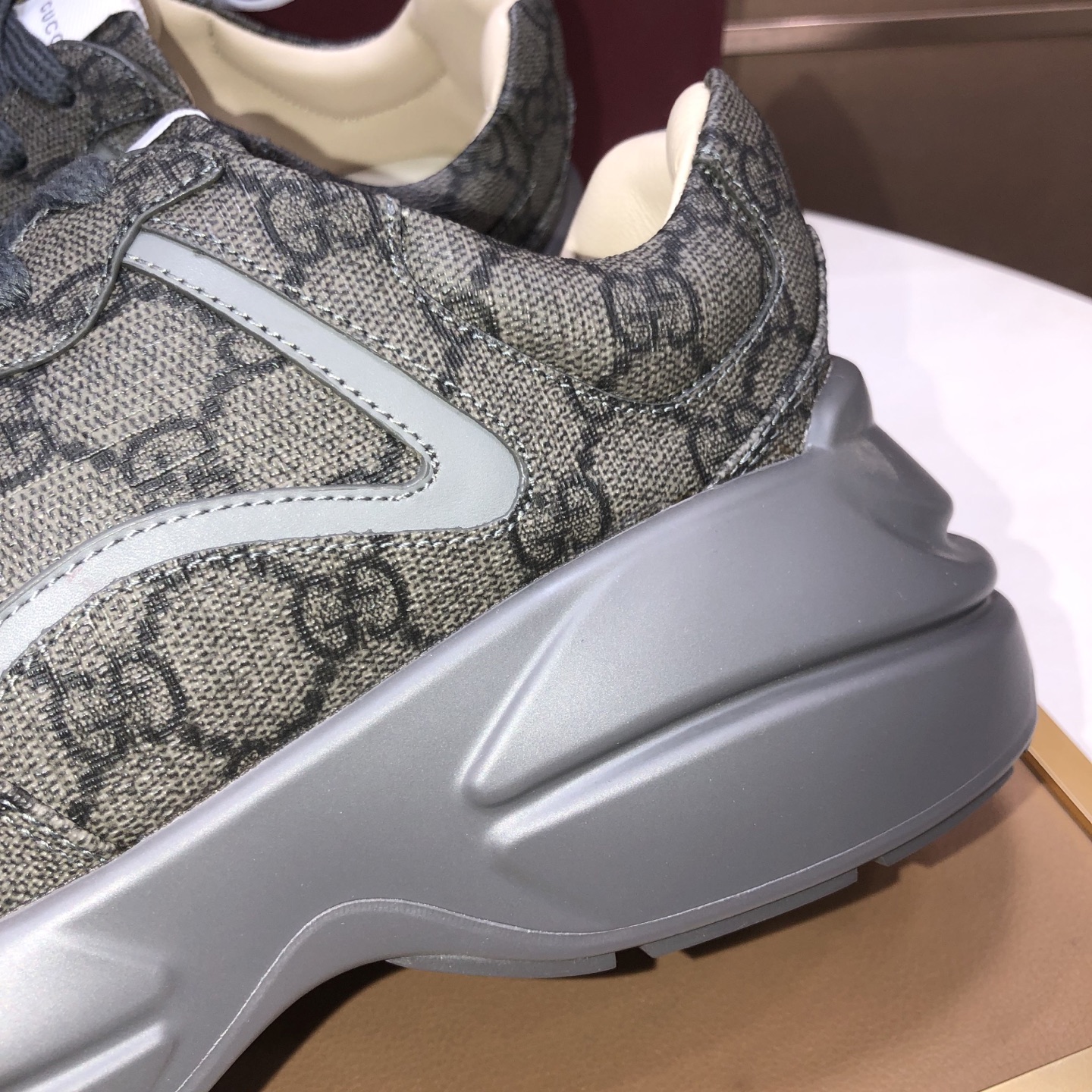 Gucci原單深灰雙G布面男鞋 黑底運動鞋款 商務休閒兩用|超A仿原單精品圖片 8 Gucci原單深灰雙G布面男鞋 黑底運動鞋款 商務休閒兩用|歐美奢侈品精品推薦