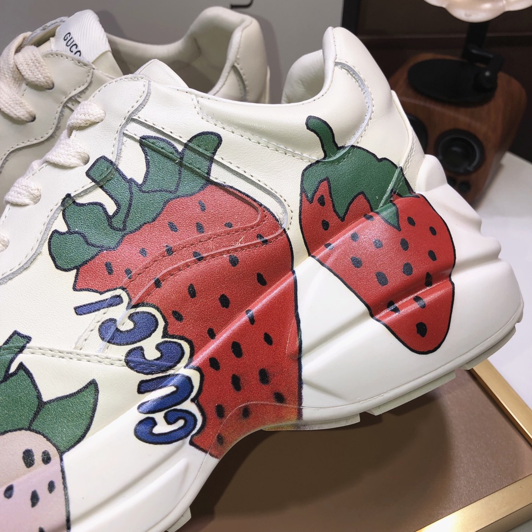 Gucci原單男士滿版草莓印花鞋款 趣味手繪風格厚底設計|超A仿原單精品圖片 7 Gucci原單男士滿版草莓印花鞋款 趣味手繪風格厚底設計|歐美奢侈品精品推薦