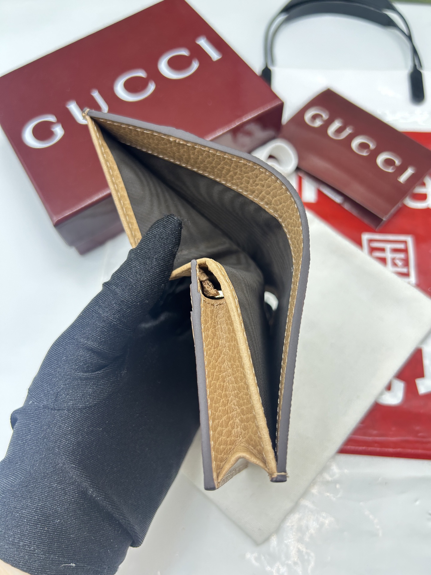 GUCCI高仿卡其色短夾拼接奶茶皮革設計簡約經典|超A仿原單精品圖片 8 GUCCI高仿卡其色短夾拼接奶茶皮革設計簡約經典|歐美奢侈品精品推薦