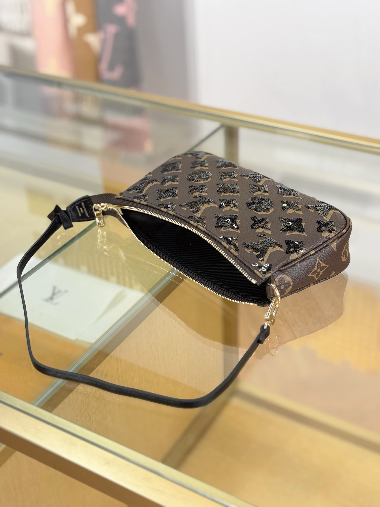 LV高仿亮片老花Pochette肩背包 時尚小巧百搭款｜歐美奢侈品精品推薦