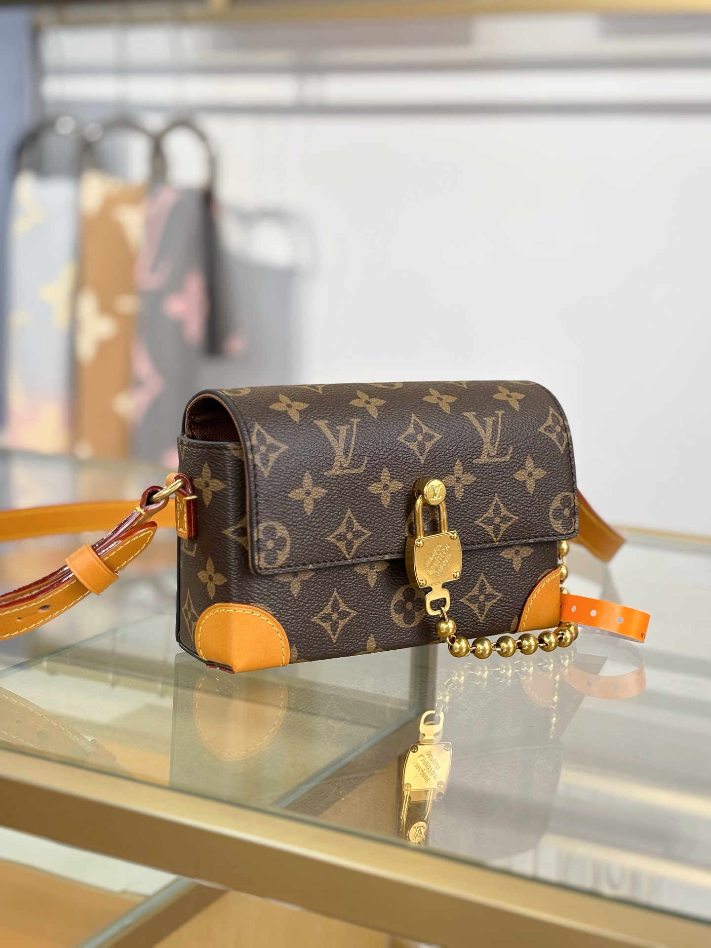 LV高仿鎖頭鏈條Monogram小方包 經典復古新演繹|超A仿原單精品圖片 14 LV高仿鎖頭鏈條Monogram小方包 經典復古新演繹|歐美奢侈品精品推薦