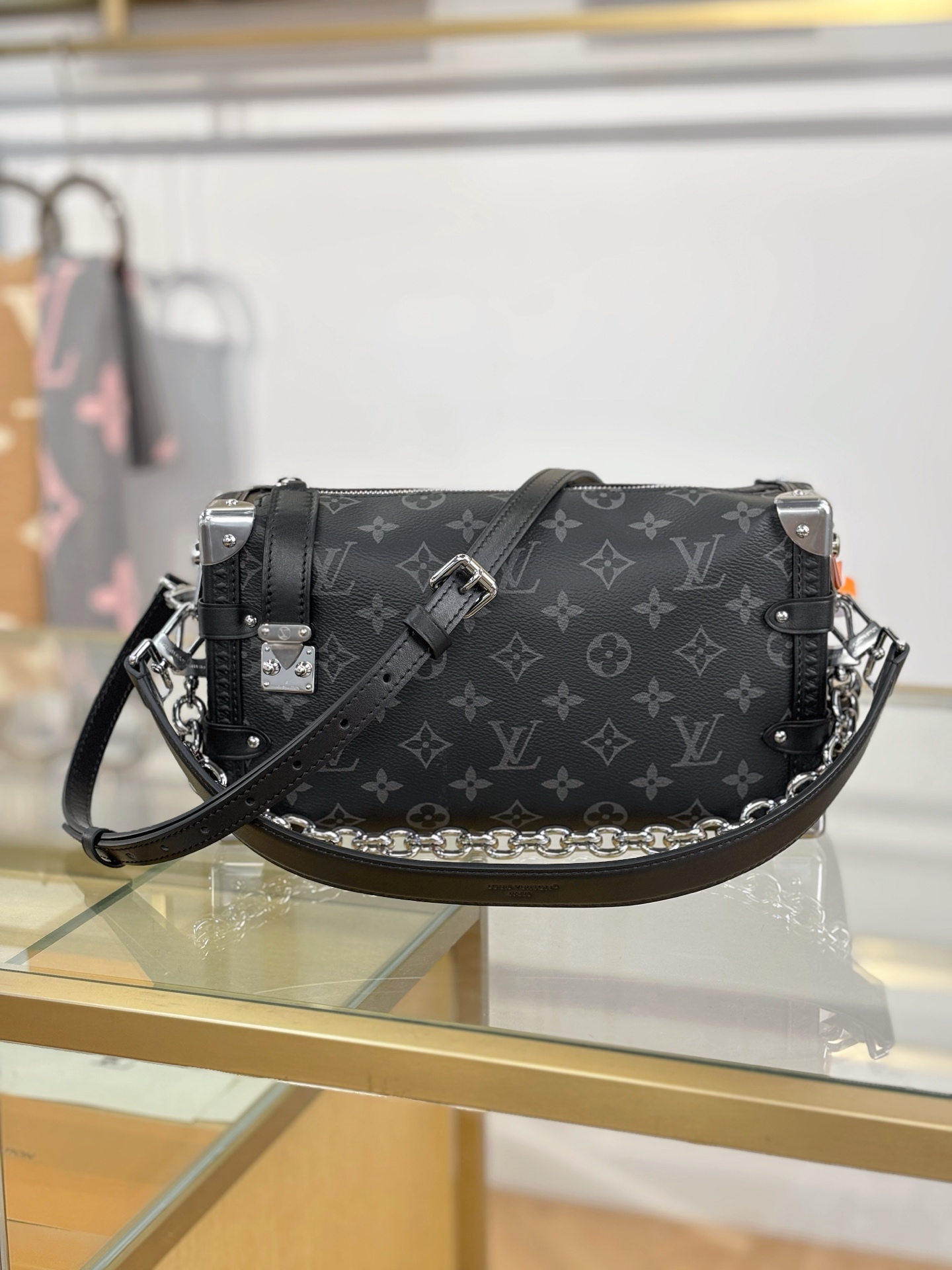 LV高仿黑花鏈條迷你手袋 潮流簡約造型百搭款|超A仿原單精品圖片 14 LV高仿黑花鏈條迷你手袋 潮流簡約造型百搭款|歐美奢侈品精品推薦