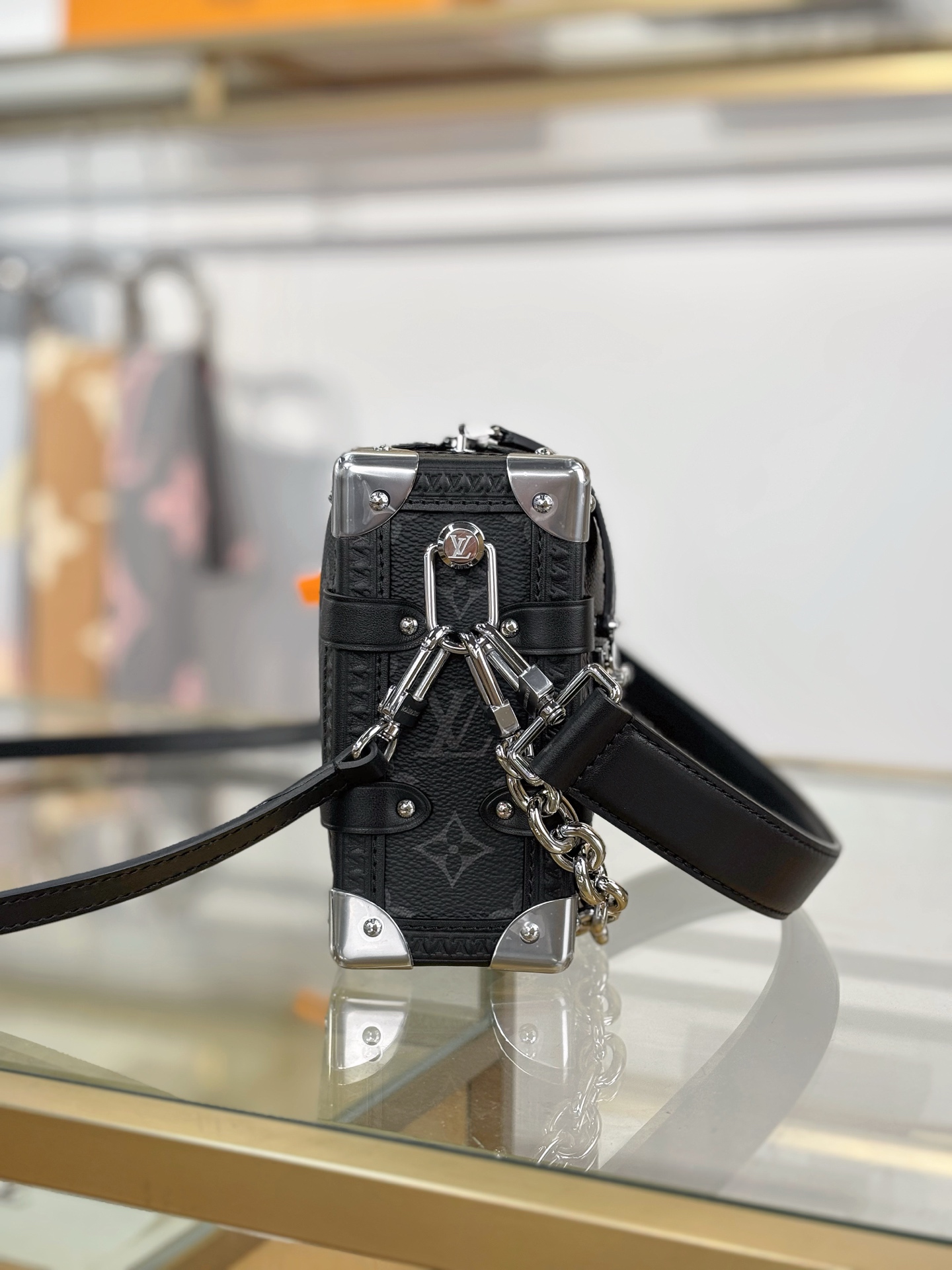 LV高仿黑花鏈條迷你手袋 潮流簡約造型百搭款｜歐美奢侈品精品推薦