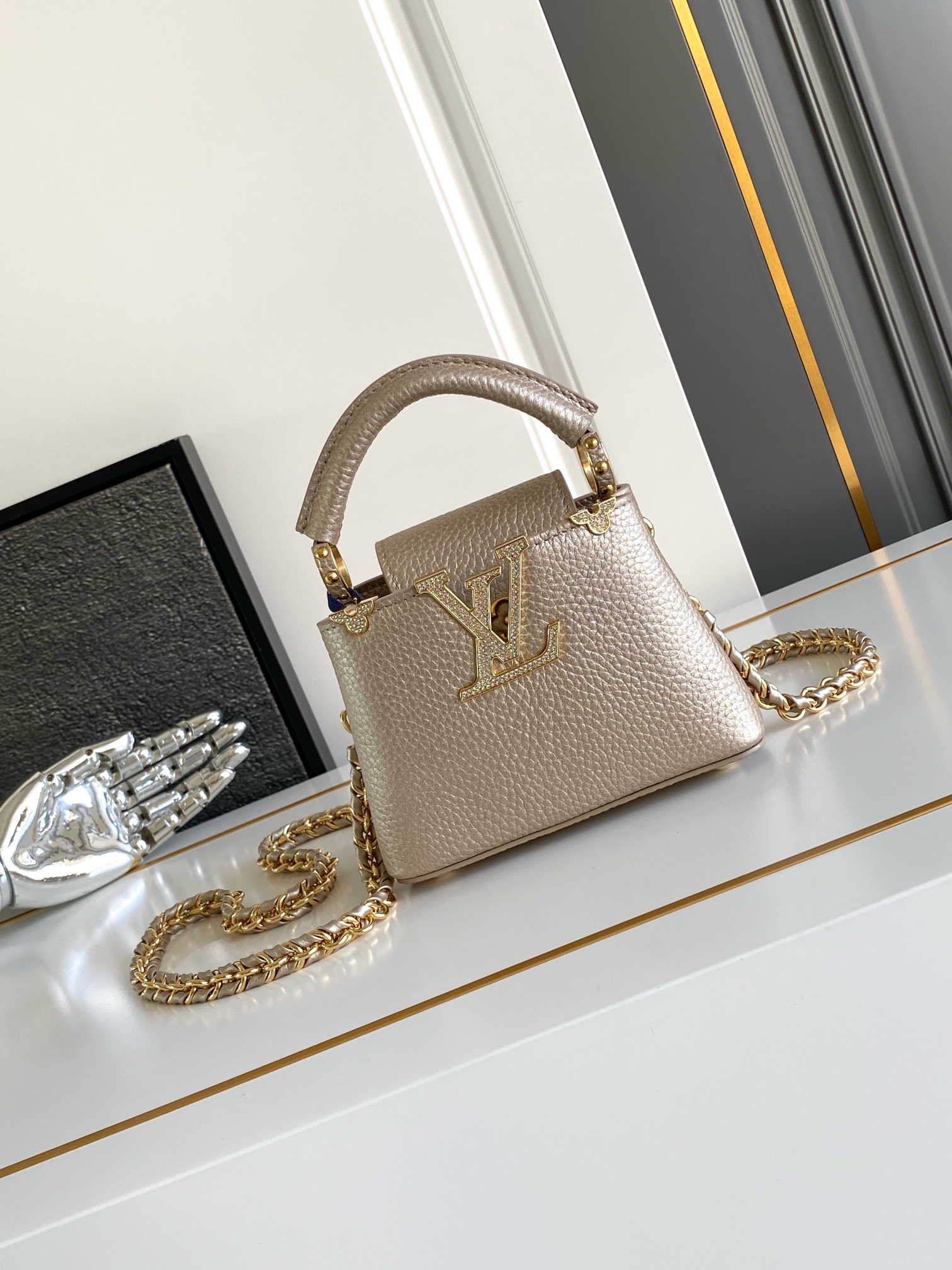 LV高仿金色Capucines Mini鏈條包 小巧優雅輕奢設計