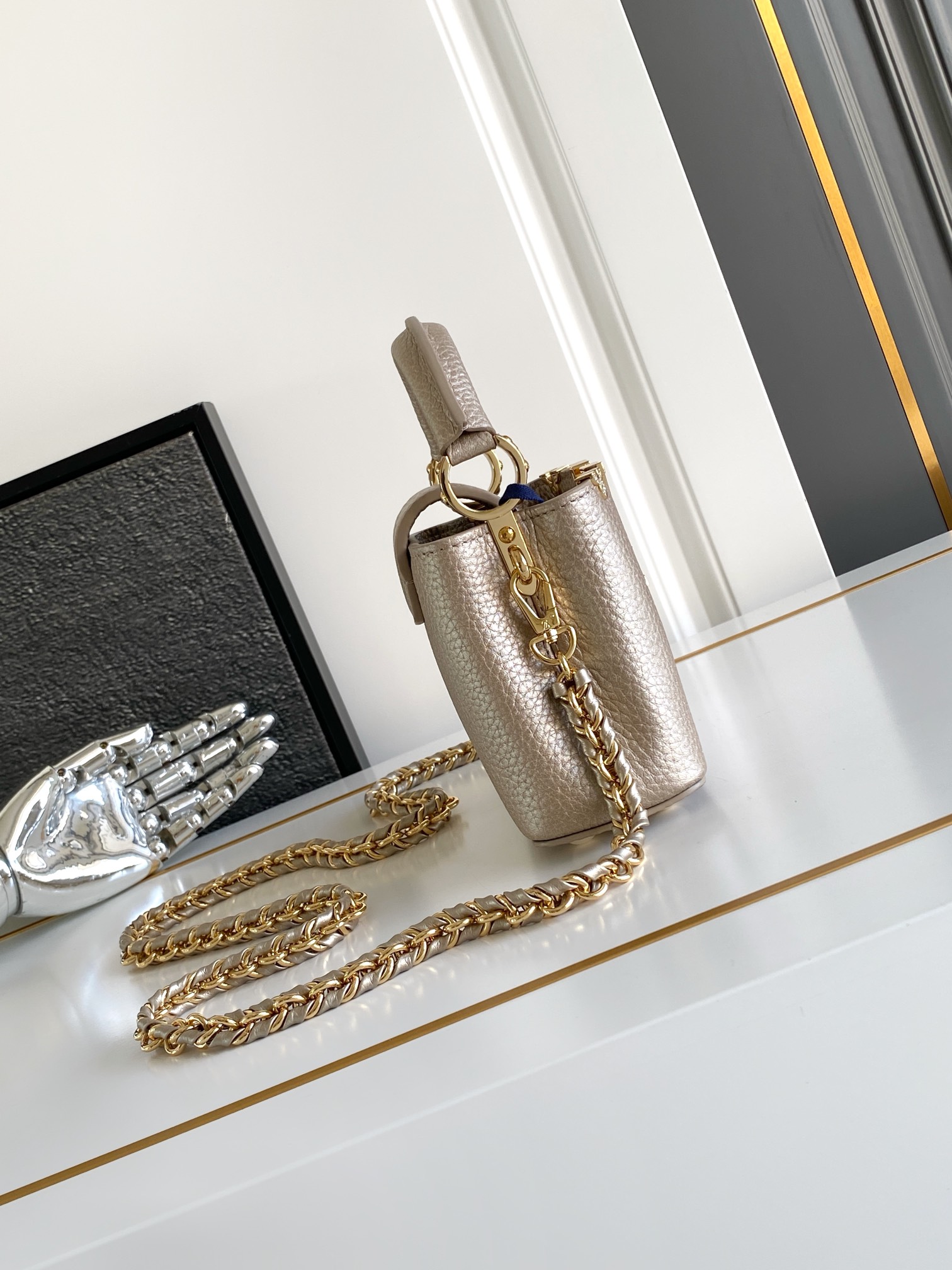 LV高仿金色Capucines Mini鏈條包 小巧優雅輕奢設計｜歐美奢侈品精品推薦