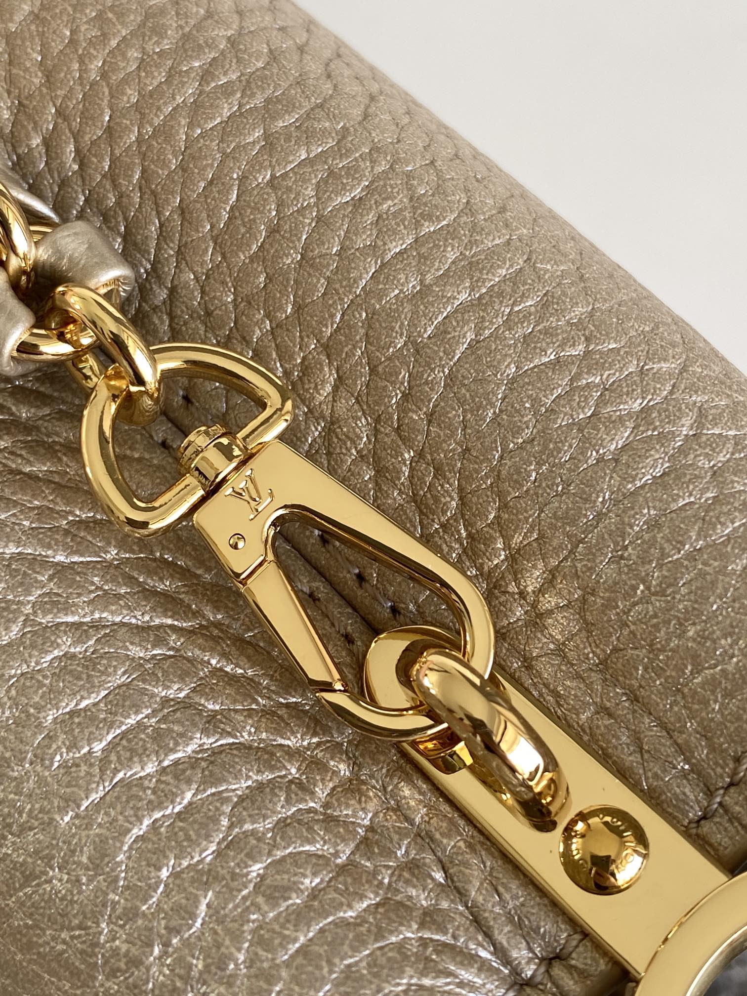 LV高仿金色Capucines Mini鏈條包 小巧優雅輕奢設計｜歐美奢侈品精品推薦