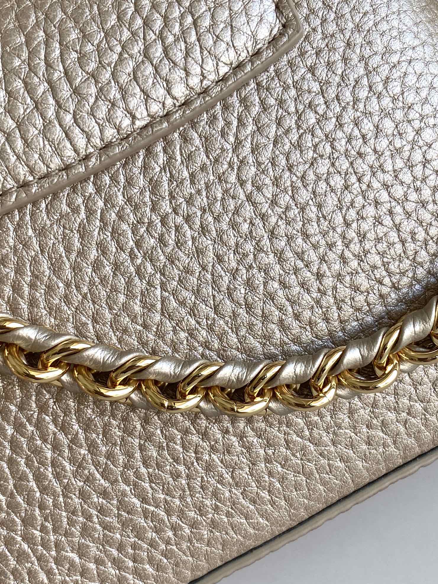 LV高仿金色Capucines Mini鏈條包 小巧優雅輕奢設計｜歐美奢侈品精品推薦