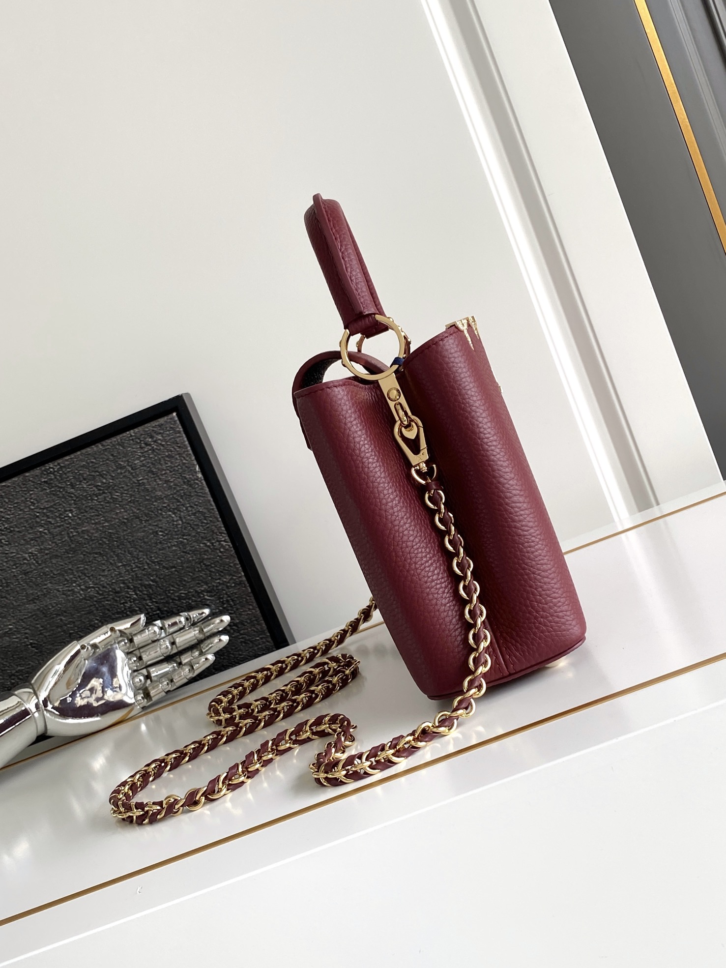 LV原單酒紅Capucines MM手提包 經典氣場復刻奢華款|超A仿原單精品圖片 14 LV原單酒紅Capucines MM手提包 經典氣場復刻奢華款|歐美奢侈品精品推薦