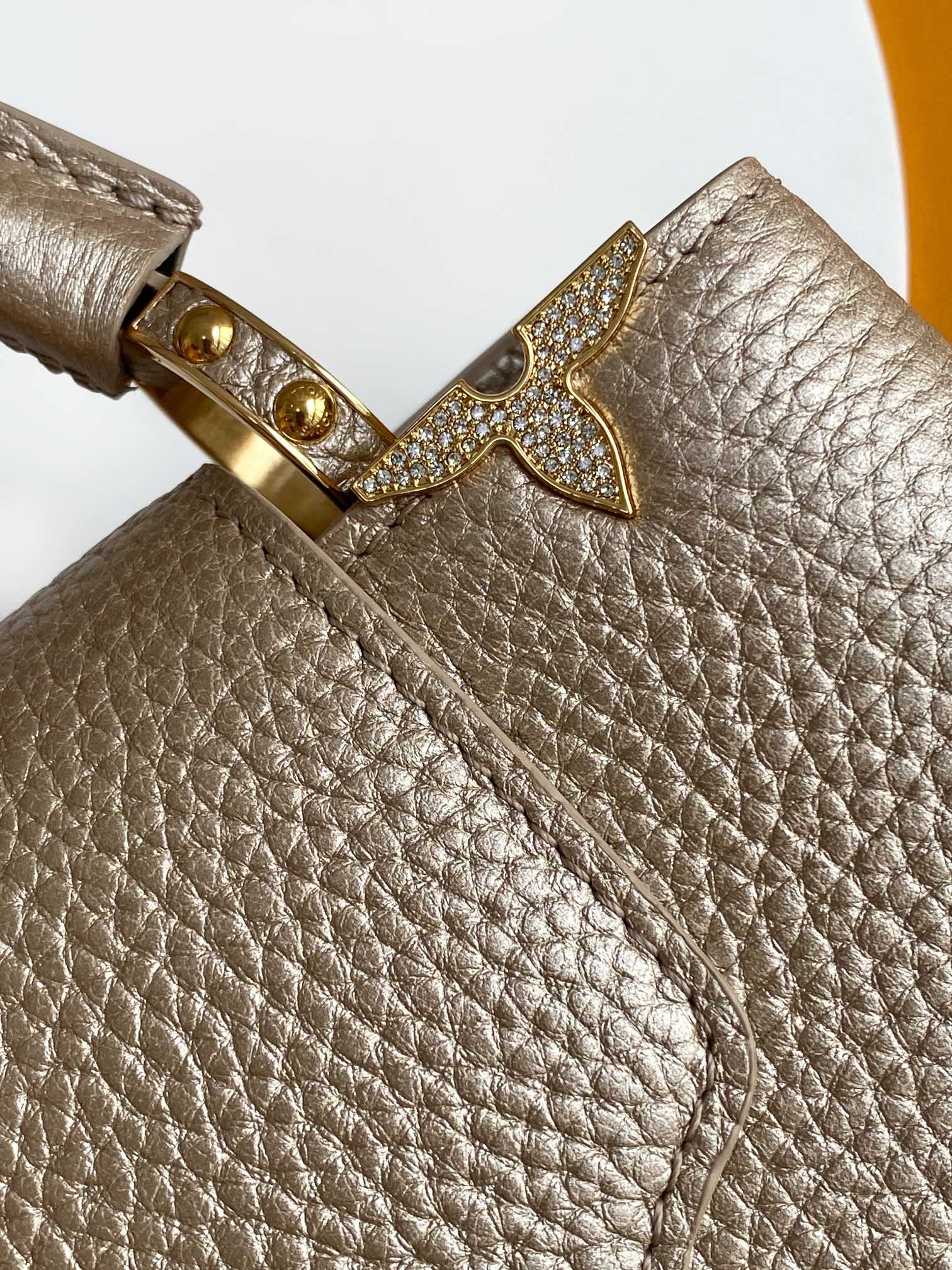 LV高仿香檳金Capucines MM手提包 奢華優雅氣質新色｜歐美奢侈品精品推薦