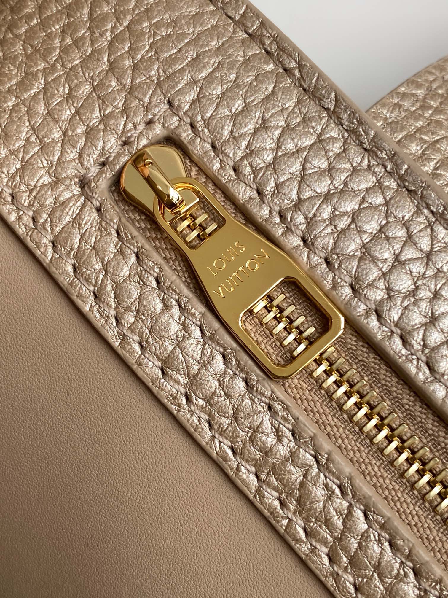 LV高仿香檳金Capucines MM手提包 奢華優雅氣質新色｜歐美奢侈品精品推薦