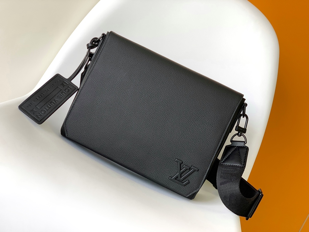 LV A貨黑色斜背郵差包 極簡風格都會男士必備