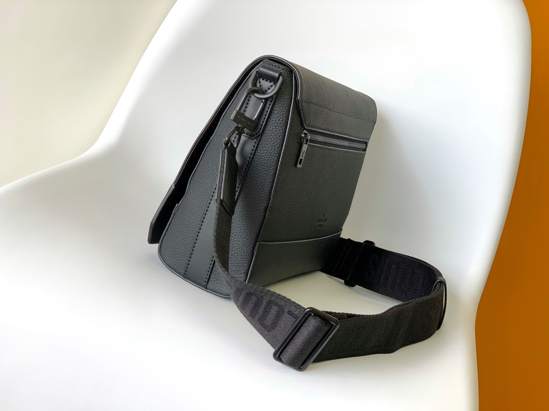 LV A貨黑色斜背郵差包 極簡風格都會男士必備｜歐美奢侈品精品推薦