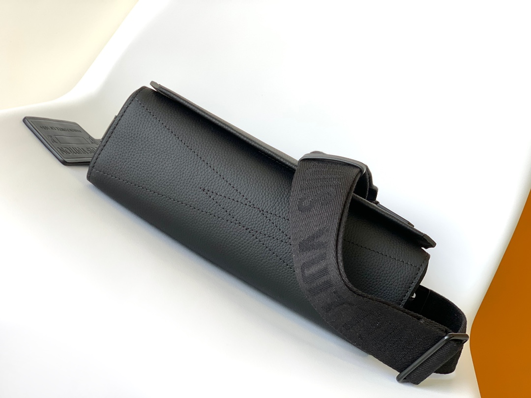 LV A貨黑色斜背郵差包 極簡風格都會男士必備｜歐美奢侈品精品推薦