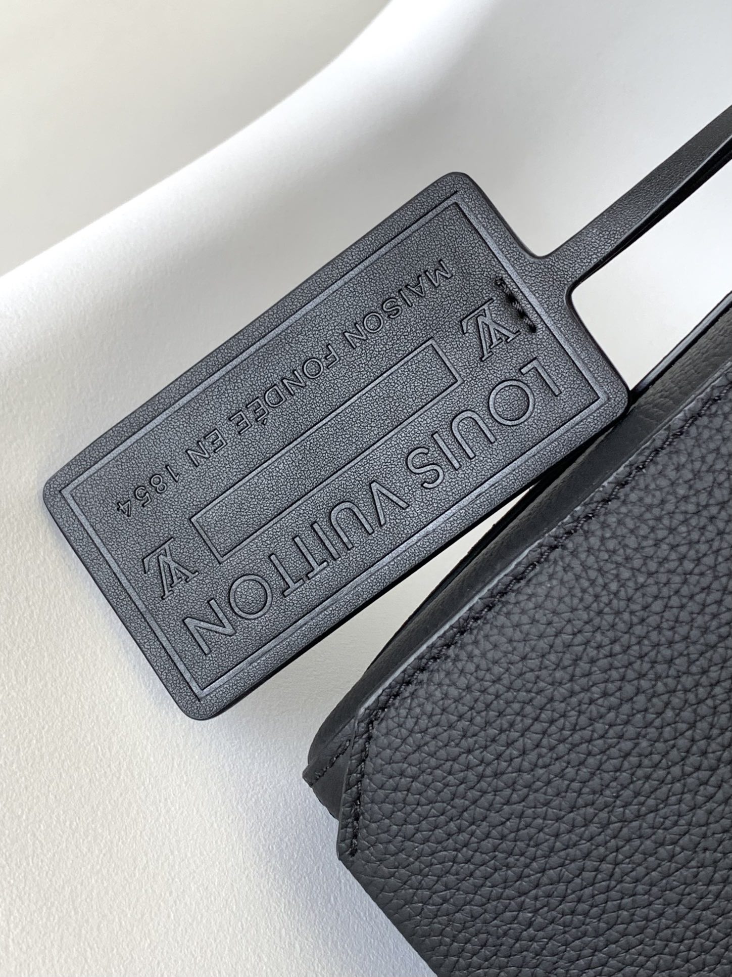 LV A貨黑色斜背郵差包 極簡風格都會男士必備｜歐美奢侈品精品推薦