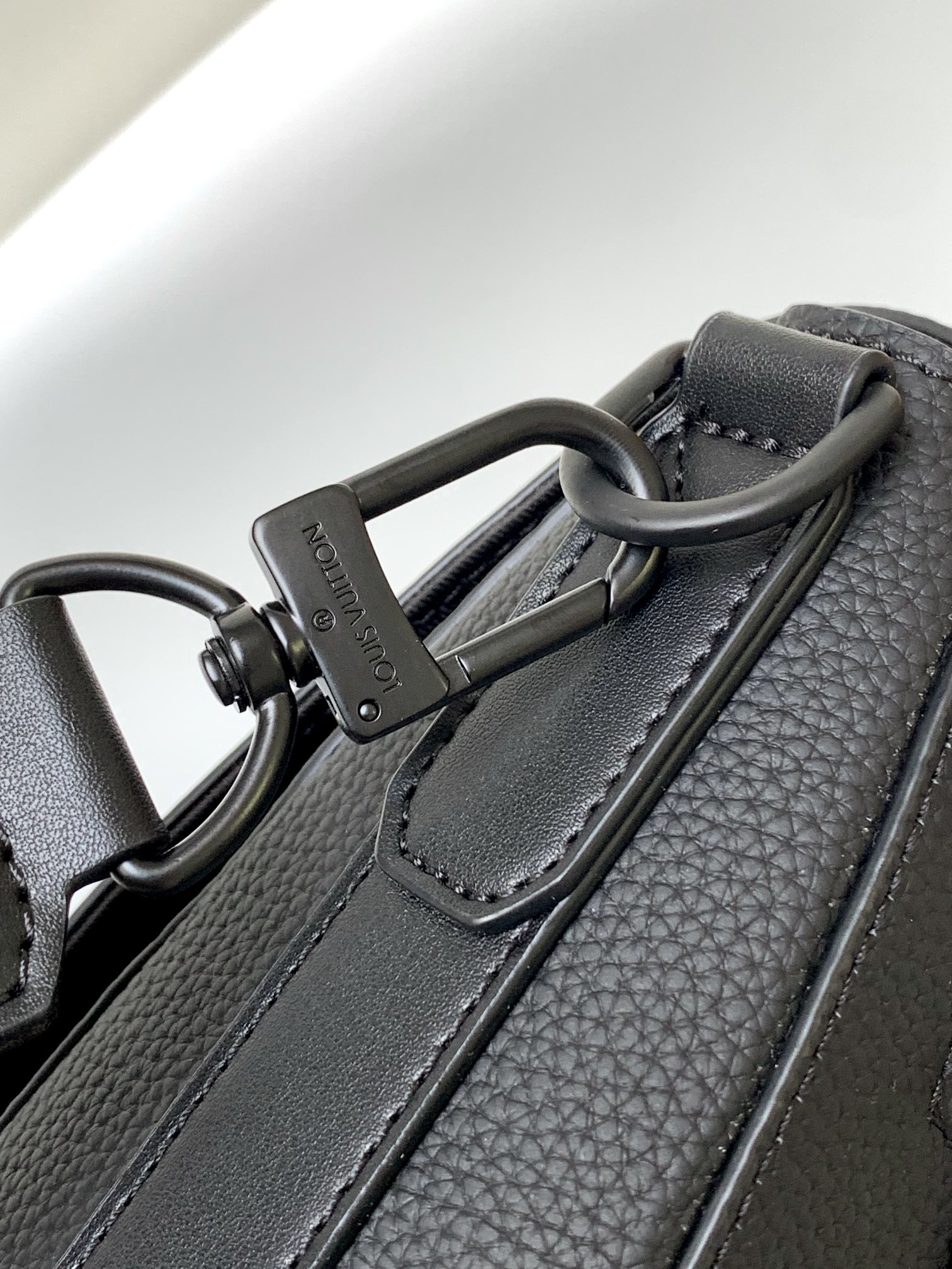 LV A貨黑色斜背郵差包 極簡風格都會男士必備｜歐美奢侈品精品推薦