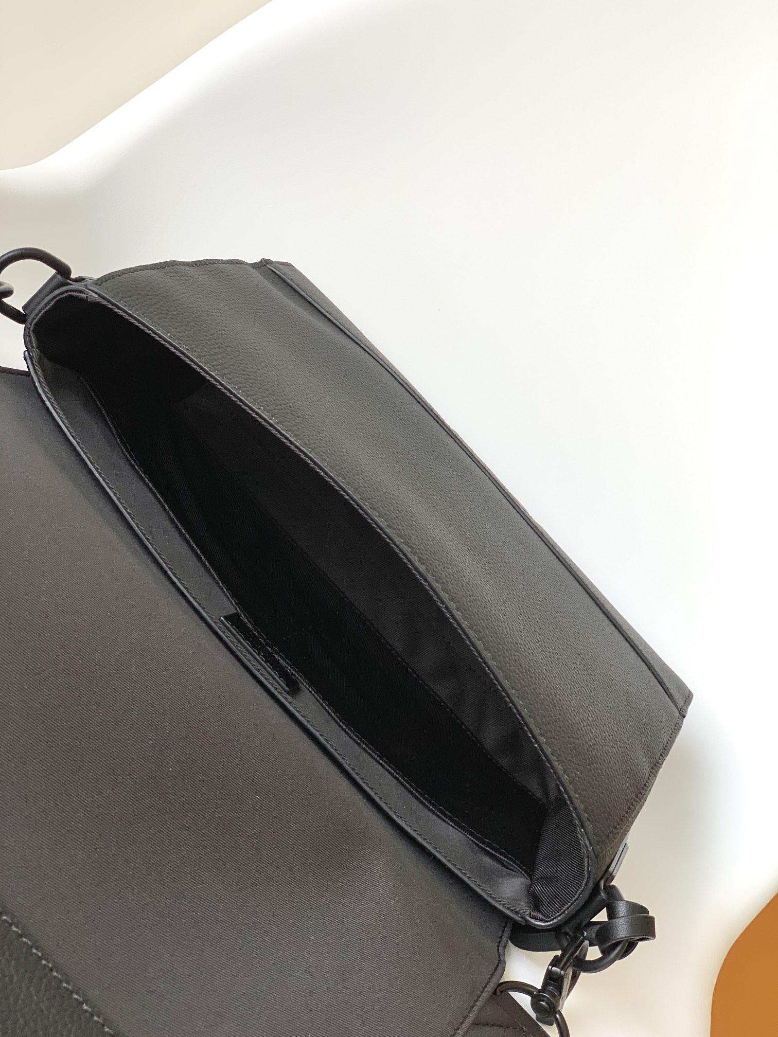 LV A貨黑色斜背郵差包 極簡風格都會男士必備｜歐美奢侈品精品推薦