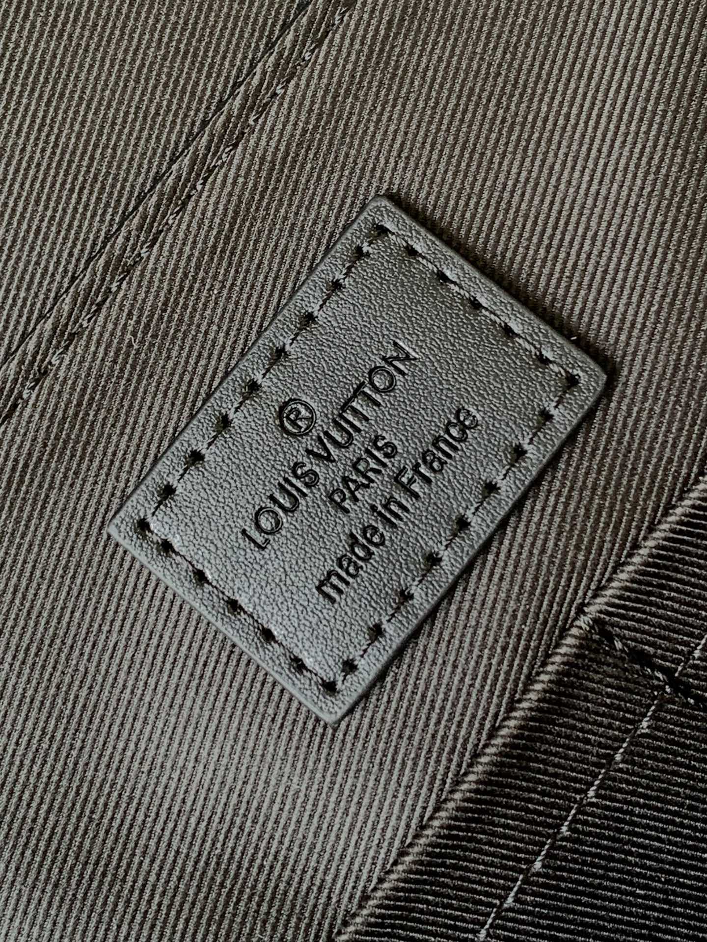 LV A貨黑色斜背郵差包 極簡風格都會男士必備｜歐美奢侈品精品推薦