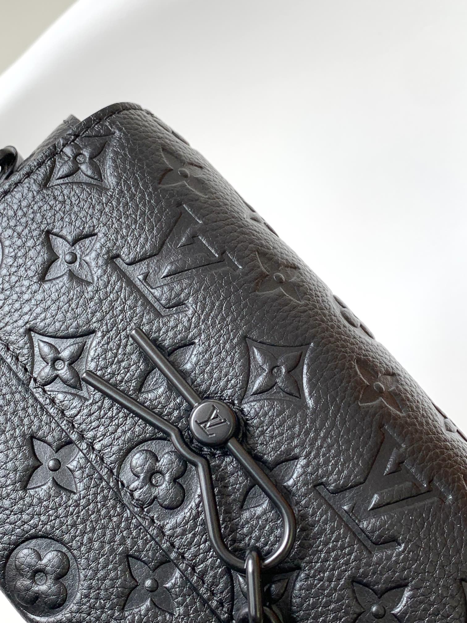 LV高仿壓紋皮革小型斜挎包 型格街頭百搭新款｜歐美奢侈品精品推薦