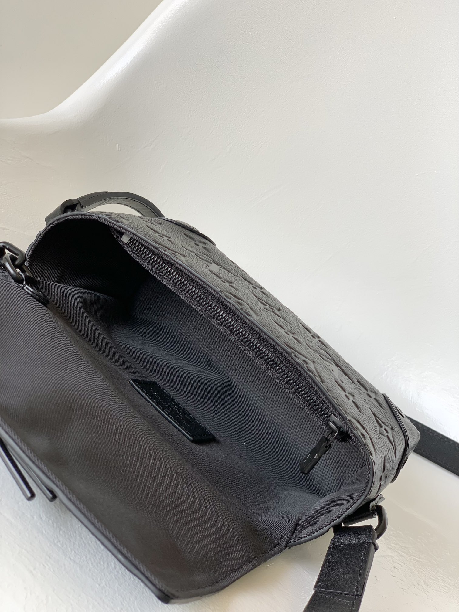 LV高仿壓紋皮革小型斜挎包 型格街頭百搭新款｜歐美奢侈品精品推薦