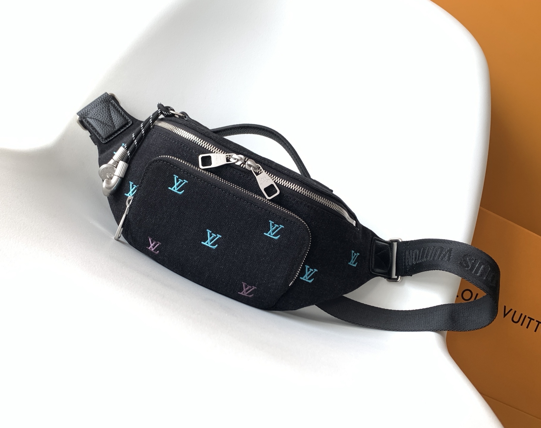 LV原單黑丹寧刺繡腰包 潮流休閒時尚男女兼用款